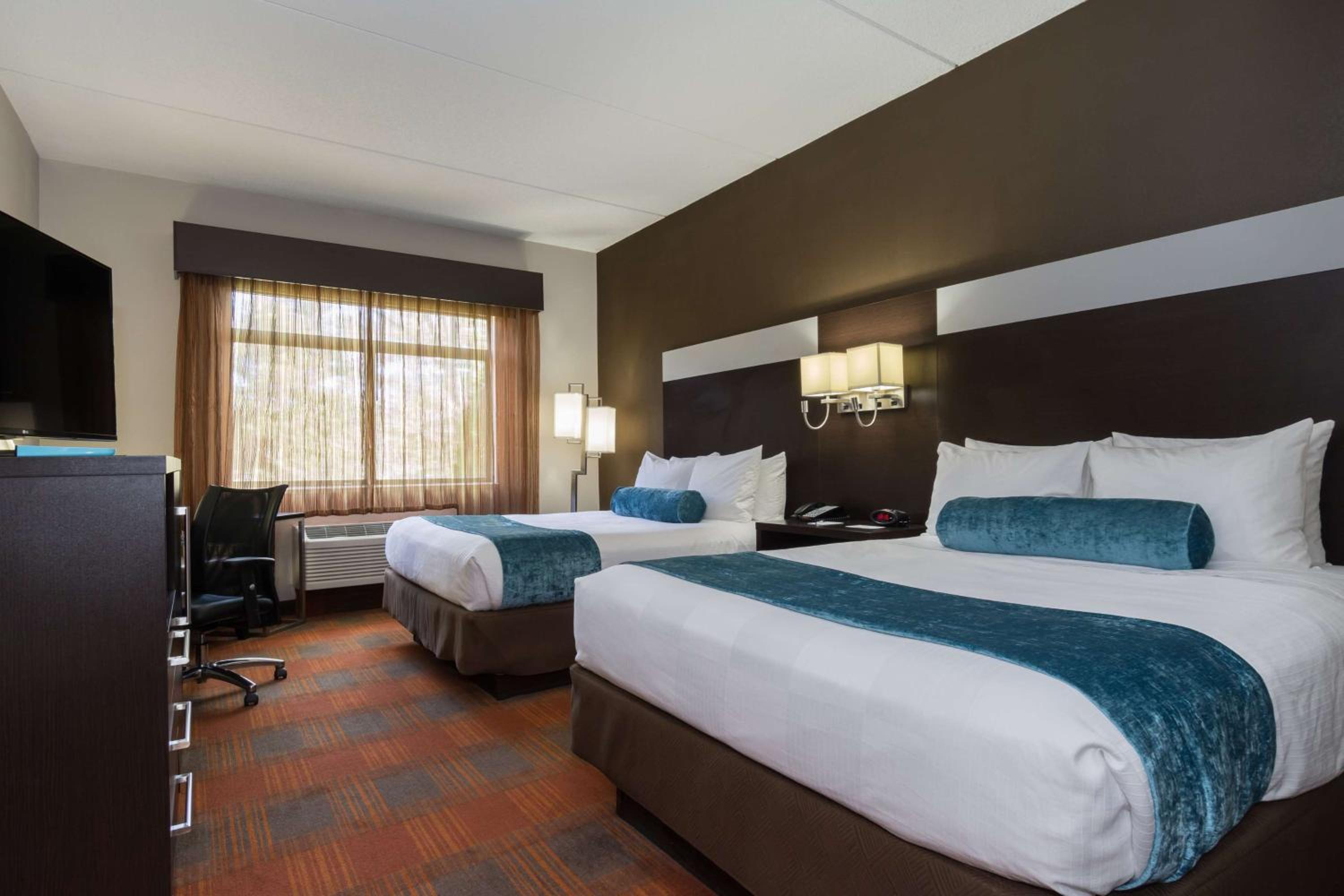Queen Room with Two Queen Beds - Non-Smoking - Photo 2
