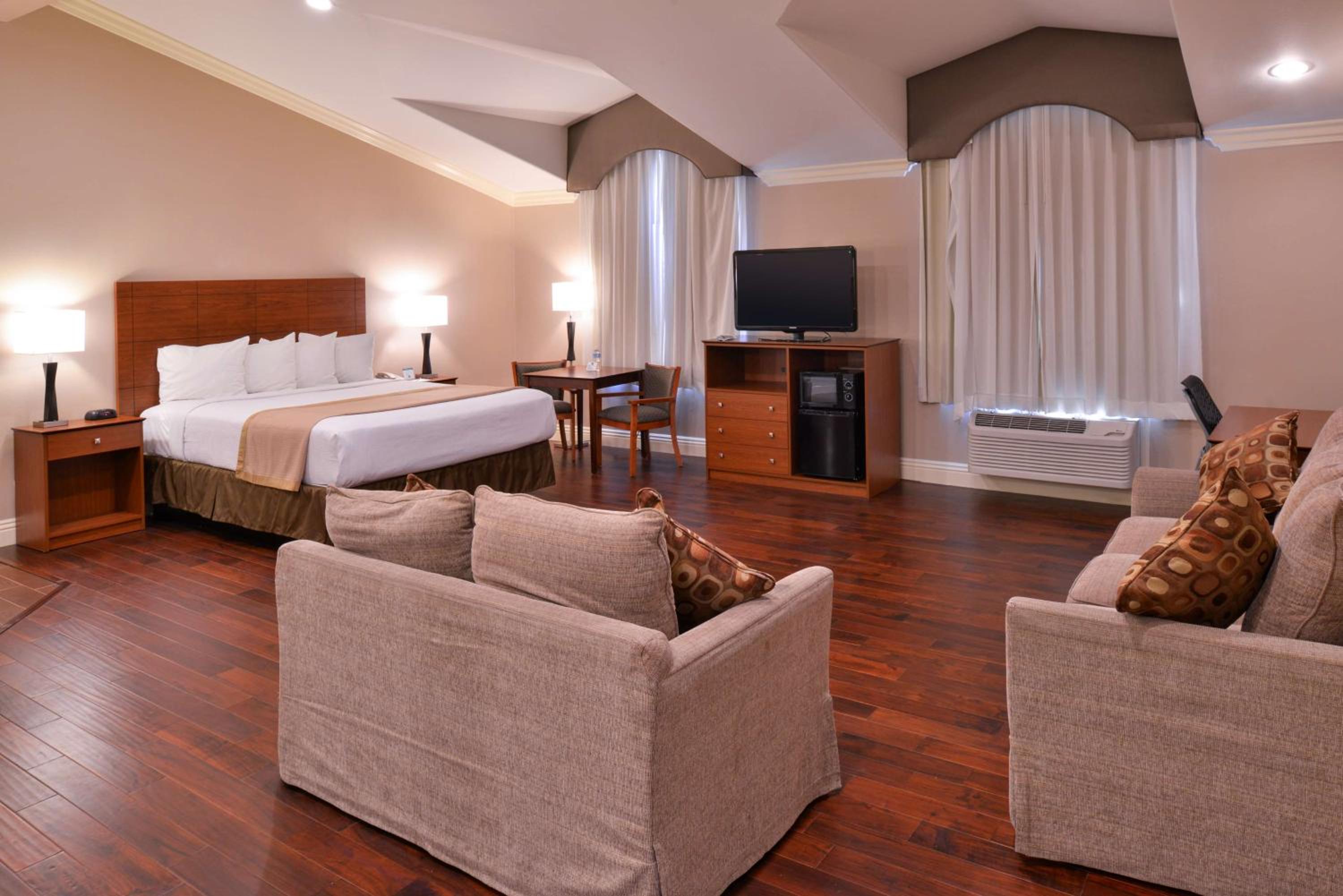 King Suite with Spa Bath - Non-Smoking