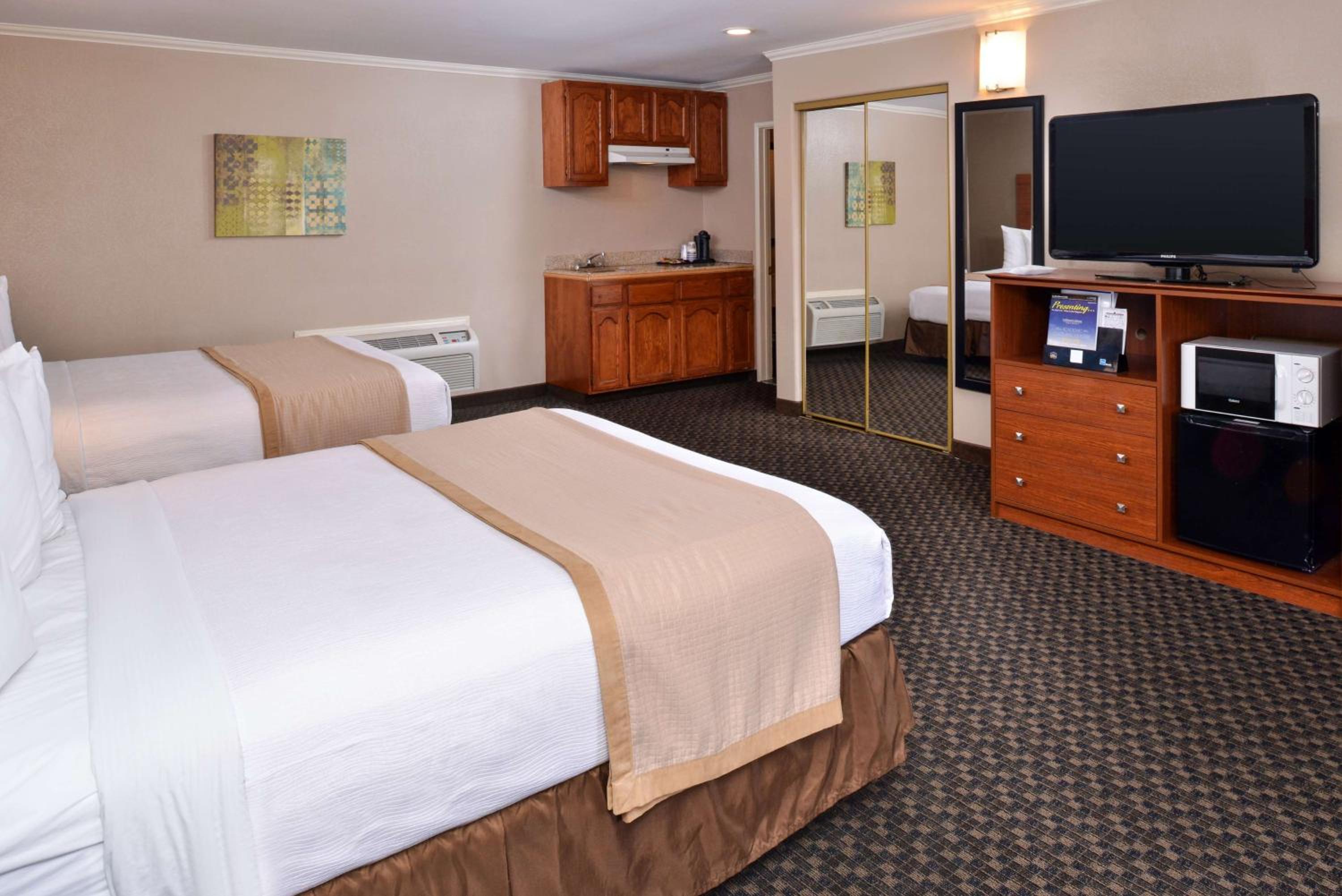 Queen Room with Two Queen Beds and Kitchenette - Non-Smoking - Photo 7