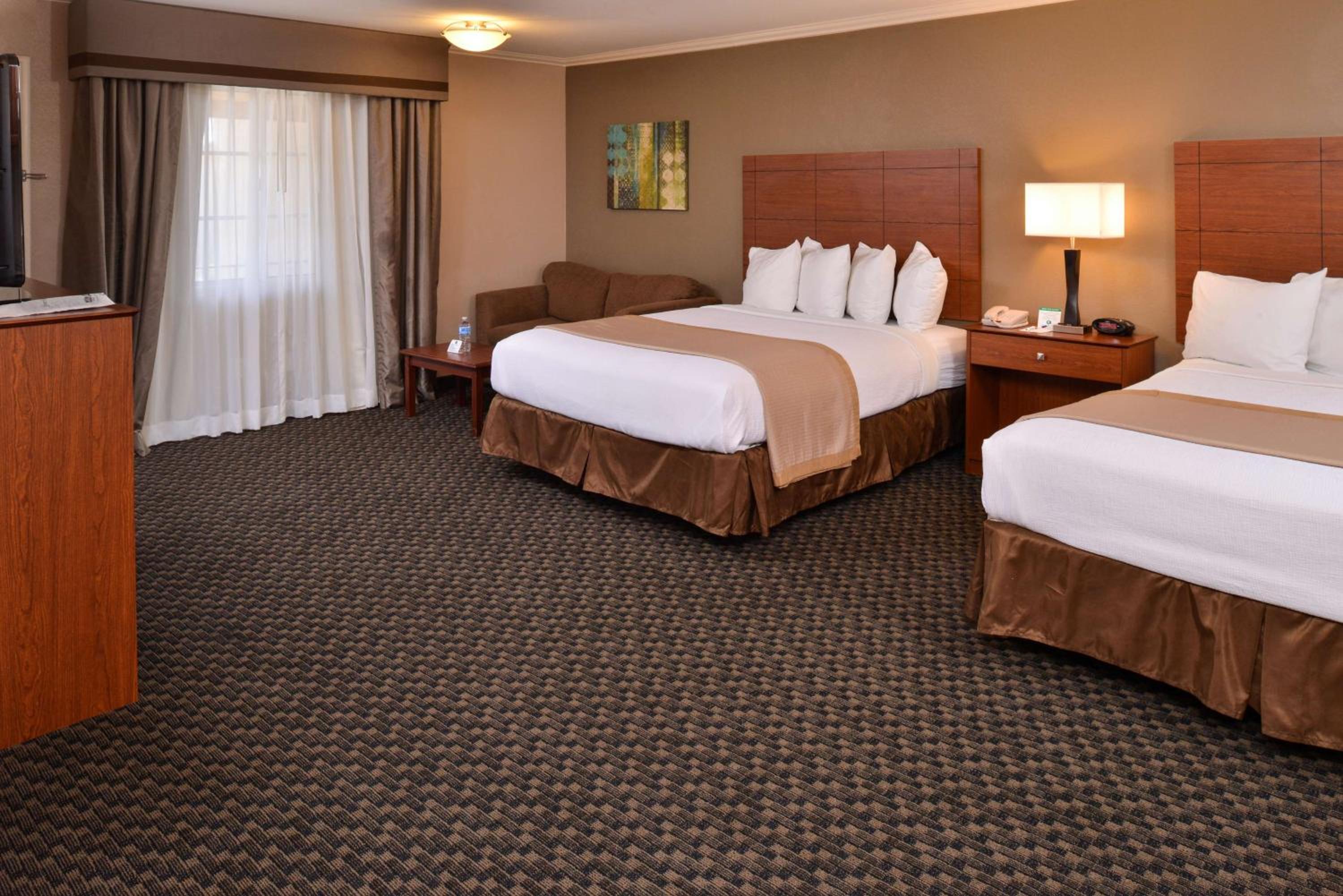 Queen Room with Two Queen Beds - Non-Smoking - Photo 3