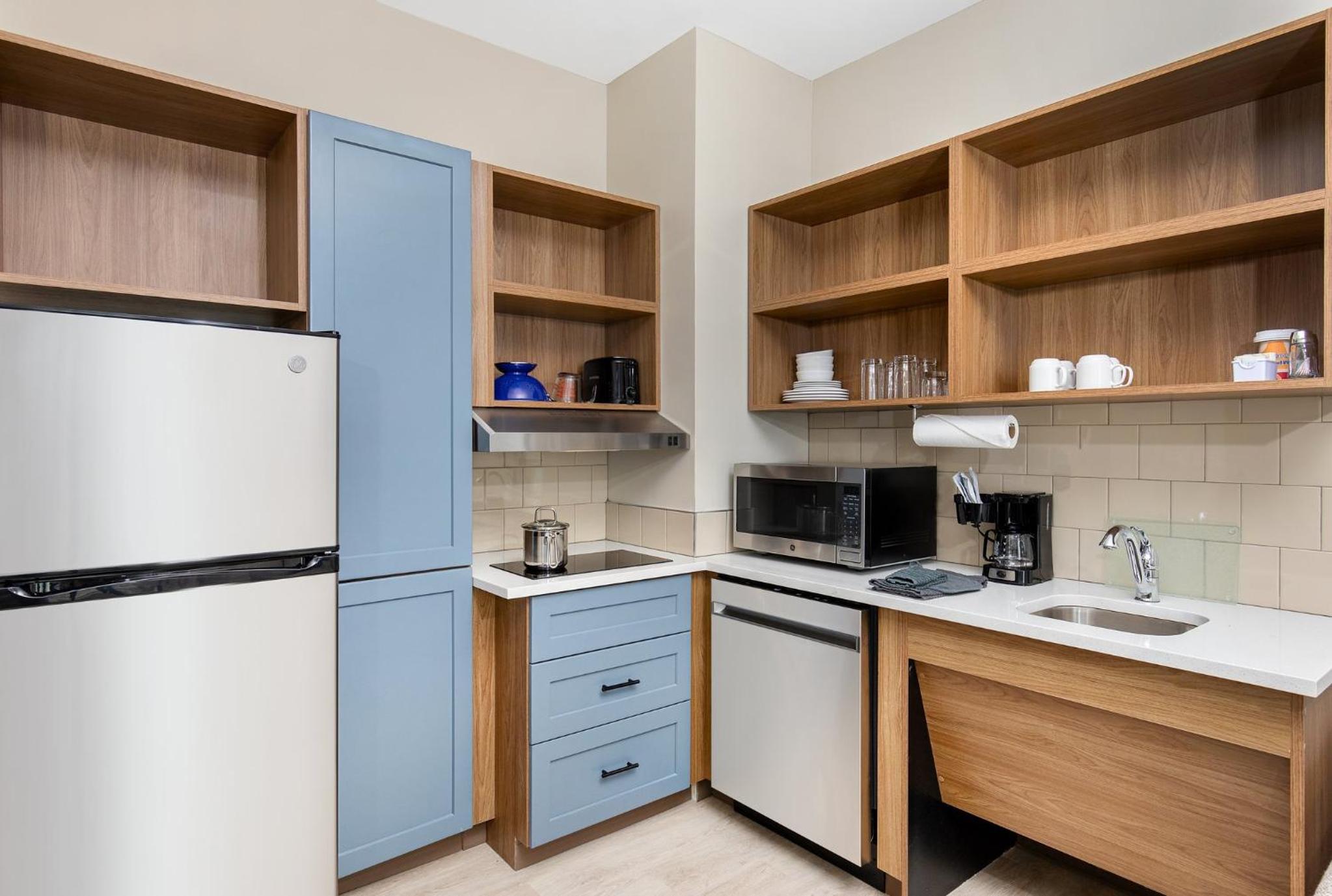 One-Bedroom Queen Suite with Tub - Mobility Accessible