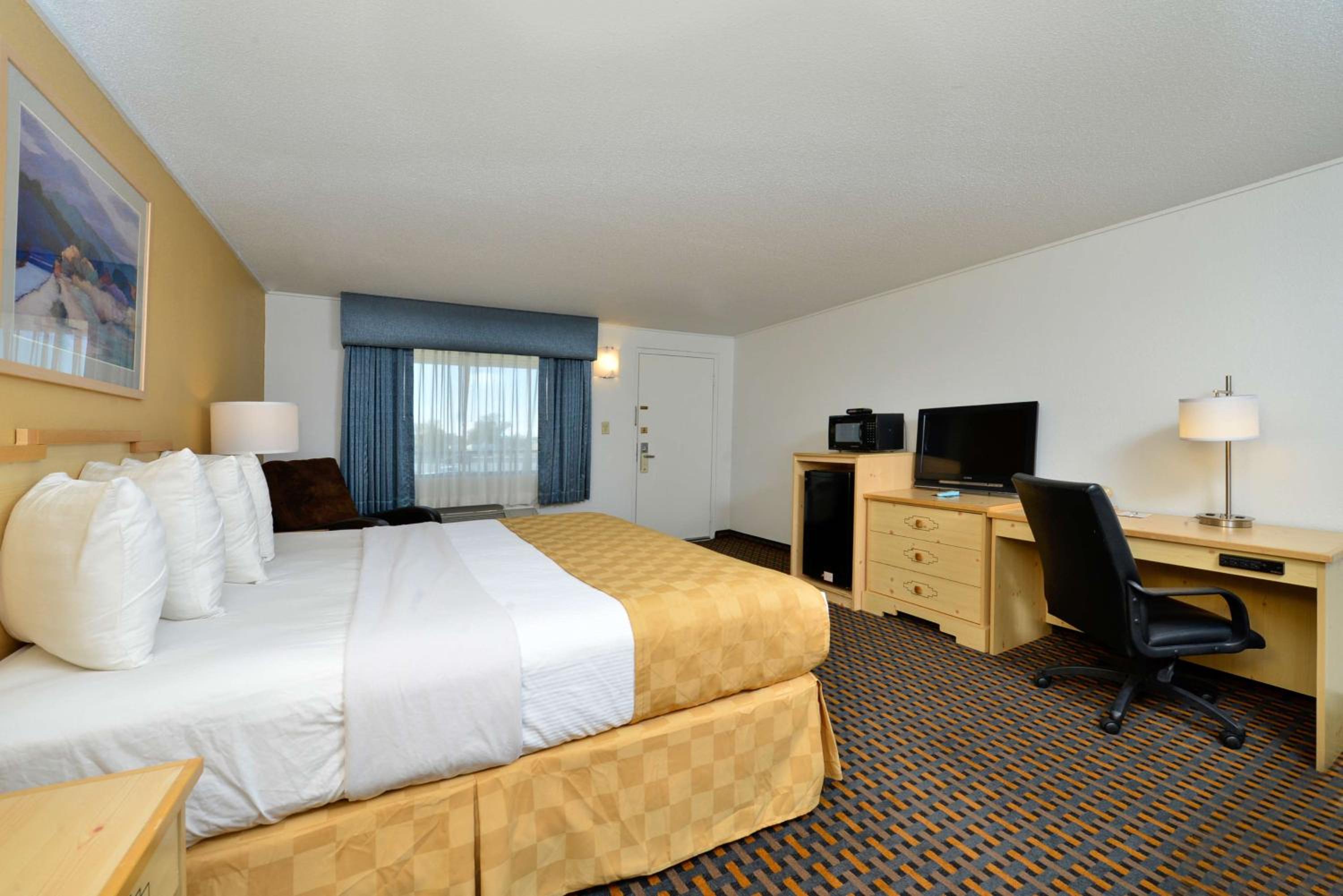 King Room with Bath Tub - Disability Access/Non-Smoking  photo 1