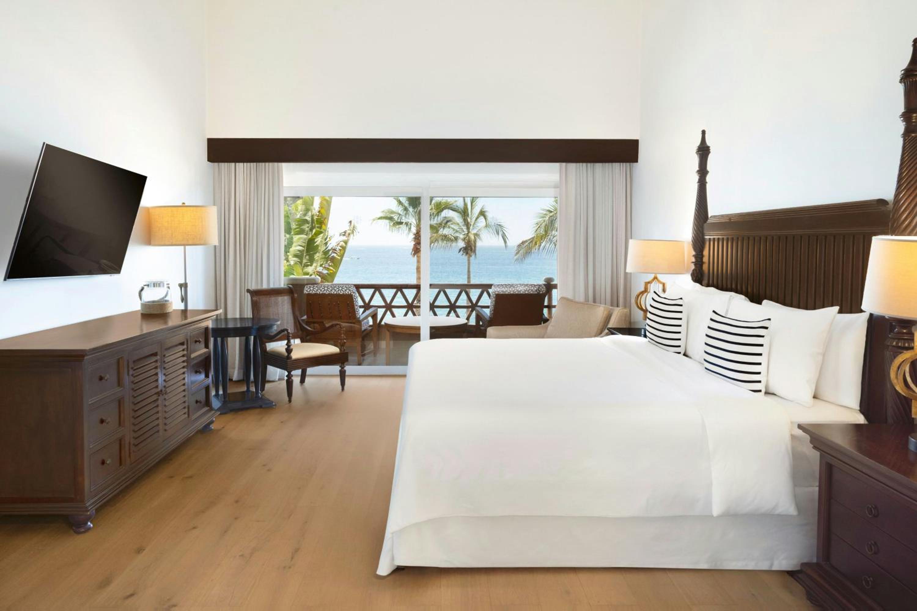 Patron One-Bedroom King Suite with Sofa Bed and Oceanfront