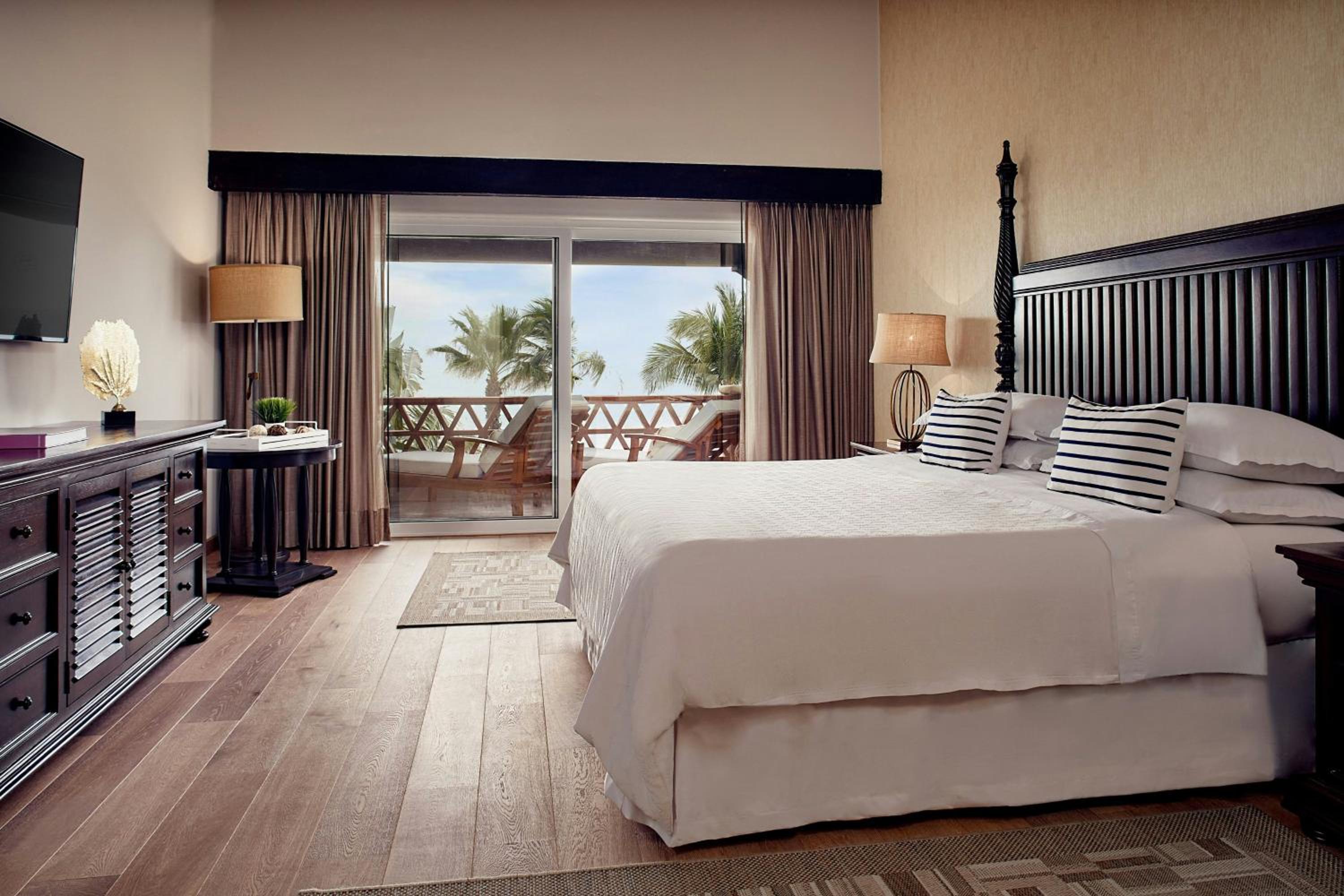 Patron One-Bedroom King Suite with Sofa Bed and Oceanfront