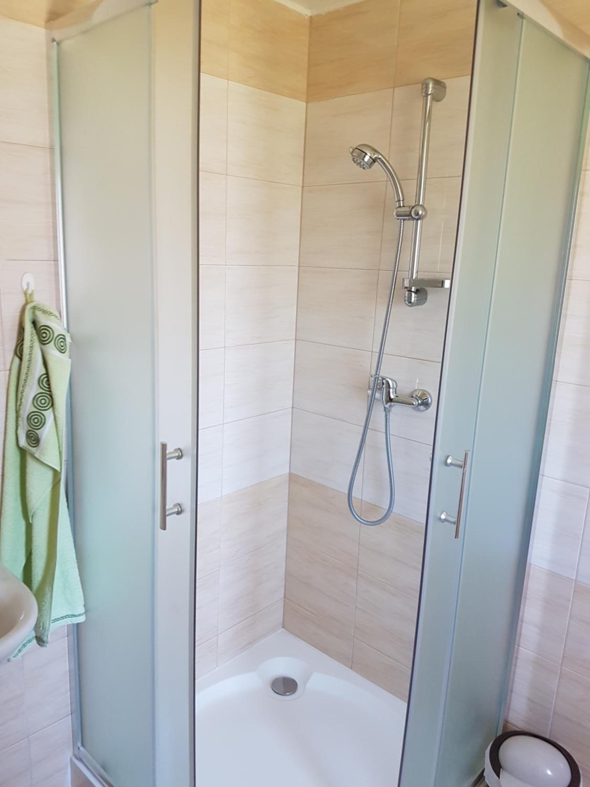 Standard Double or Twin Room - Photo 9