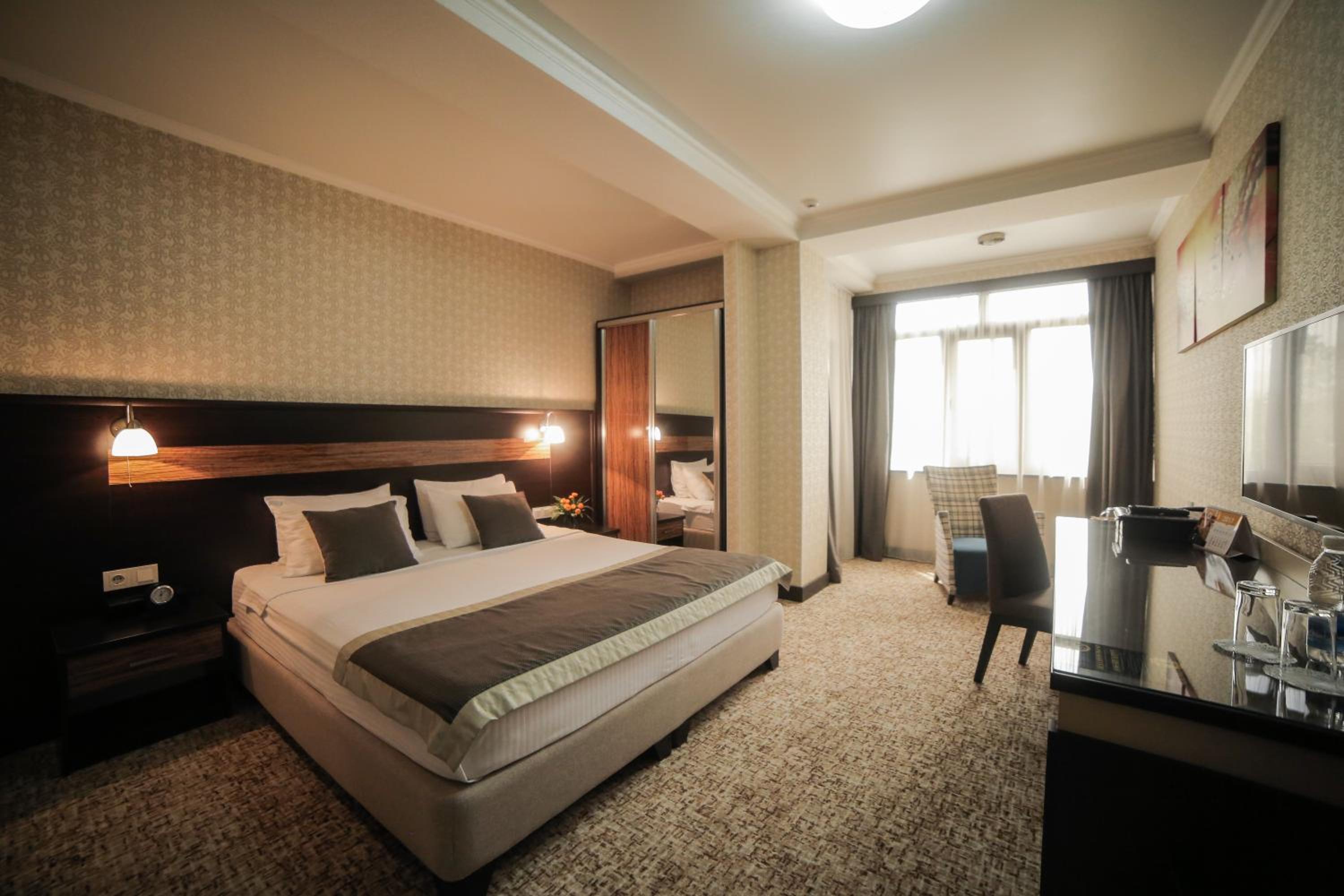 Large Double Room photo 1