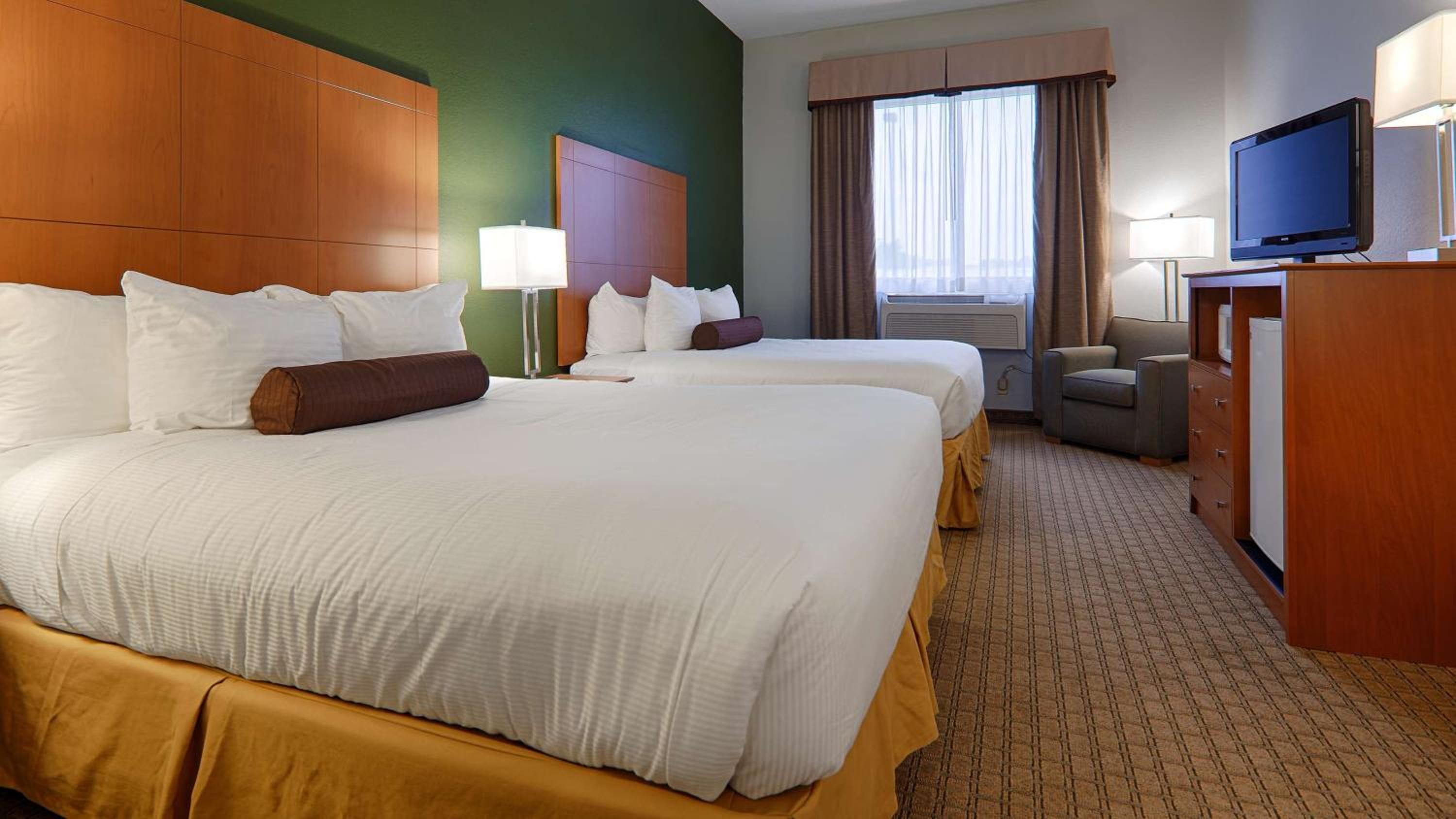 Queen Room with Two Queen Beds - Non Smoking photo 3