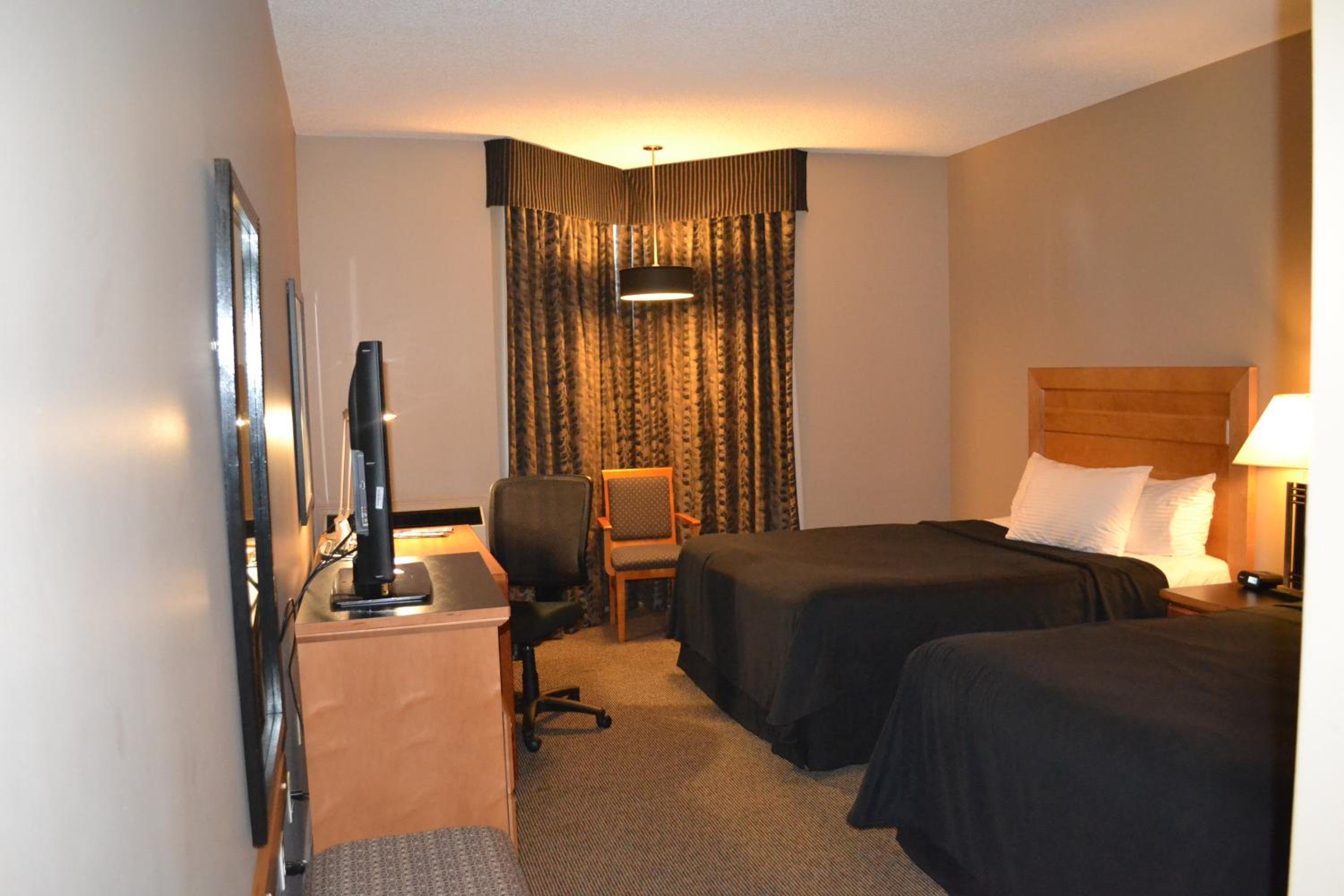 Deluxe Queen Room with Two Queen Beds - Non-Smoking - Photo 2