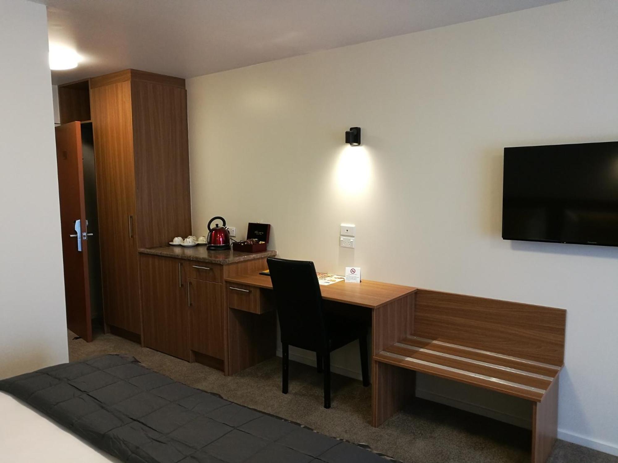 Deluxe King Room - Photo 3