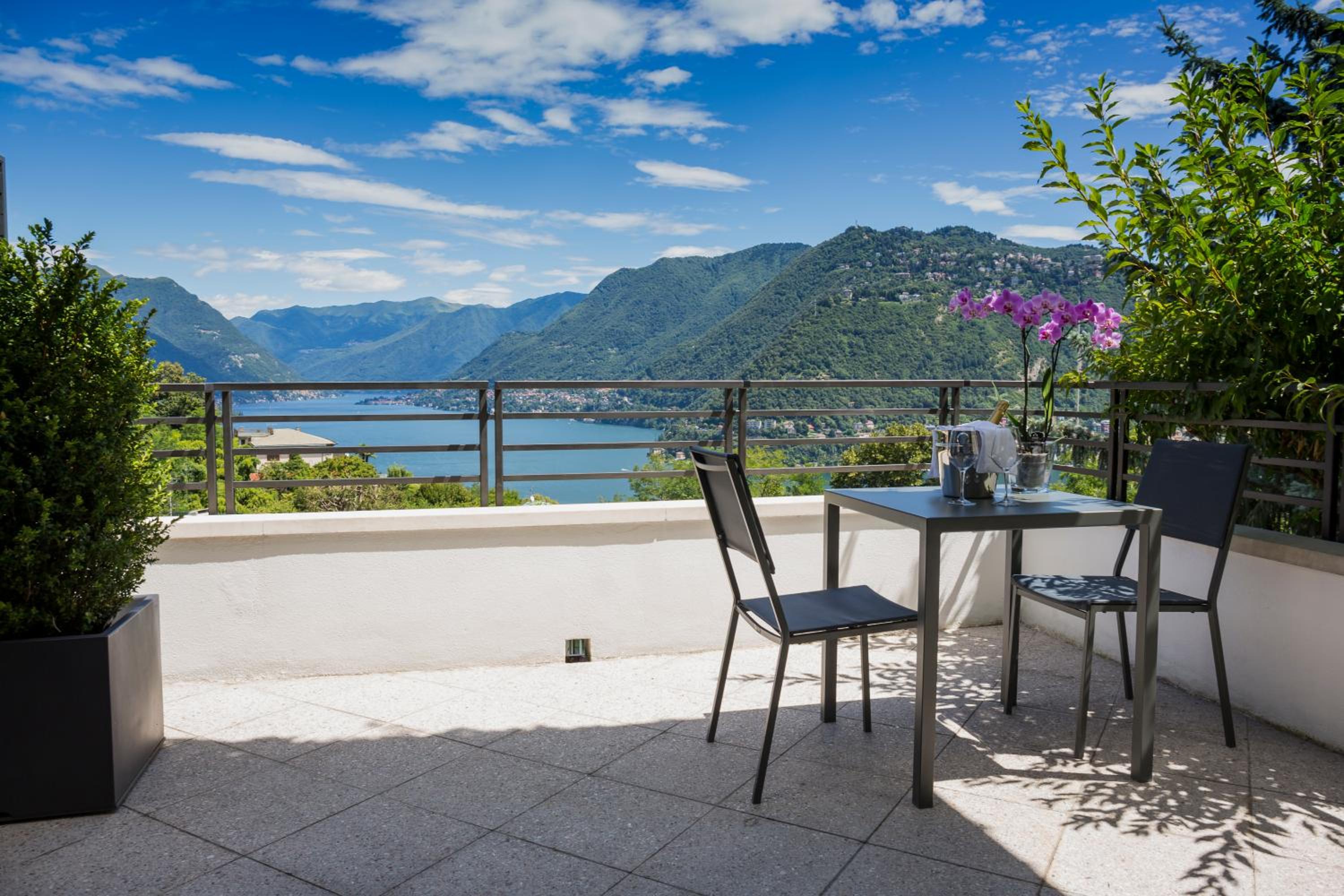 Suite with Lake View and Terrace