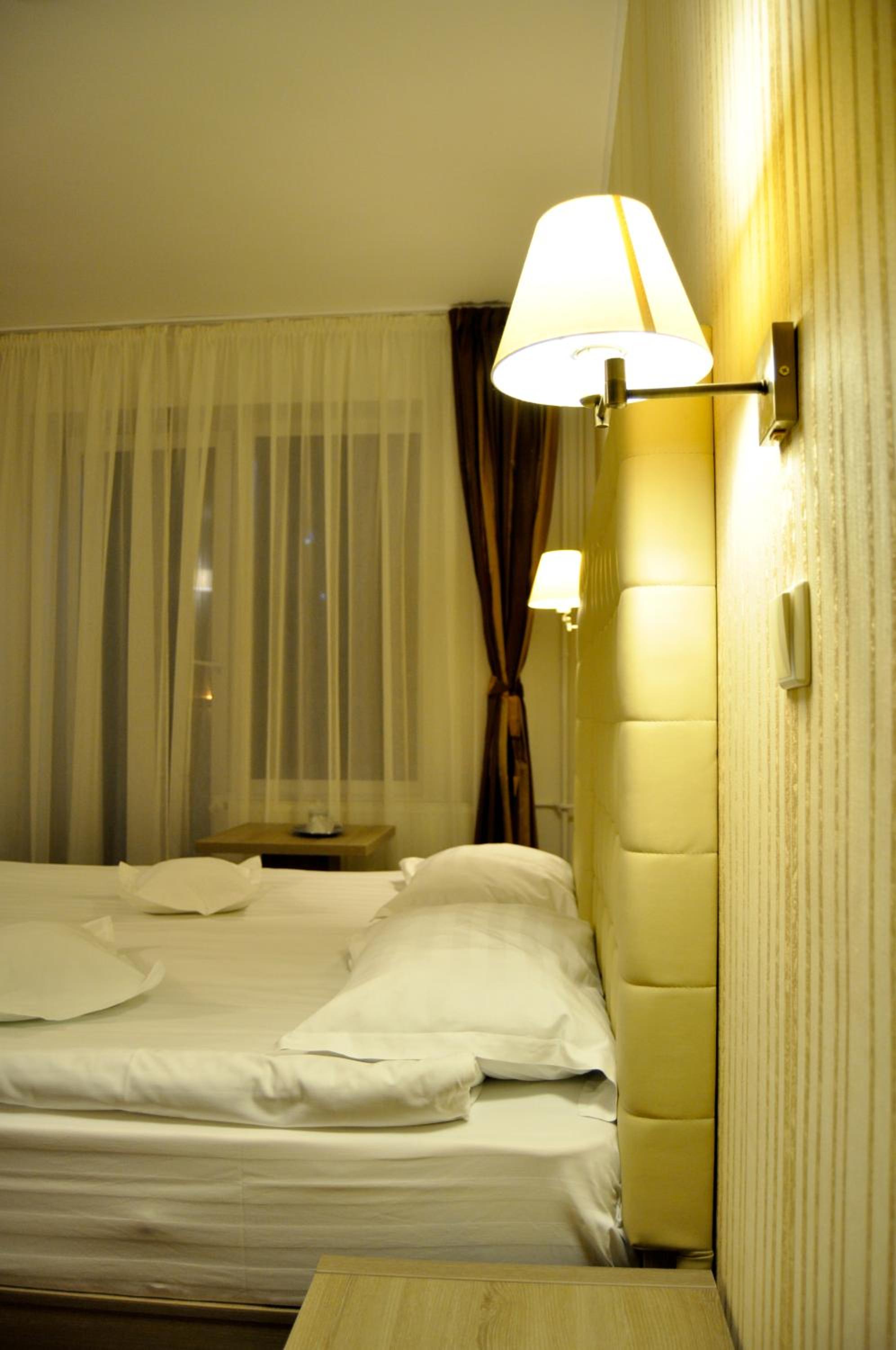Double or Twin Room - Photo 5