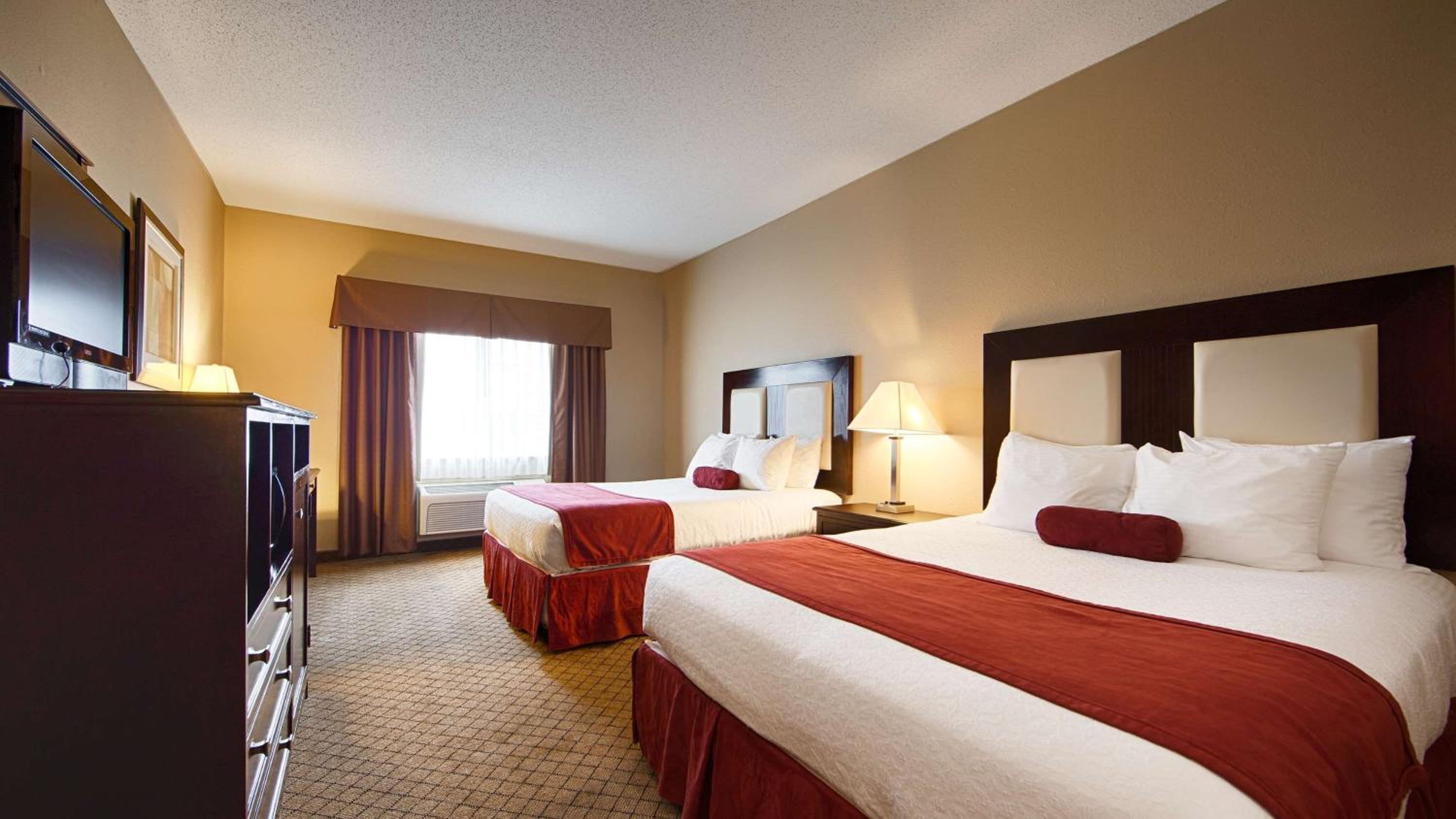 Queen Room with Two Queen Beds - Non-Smoking - Photo 1
