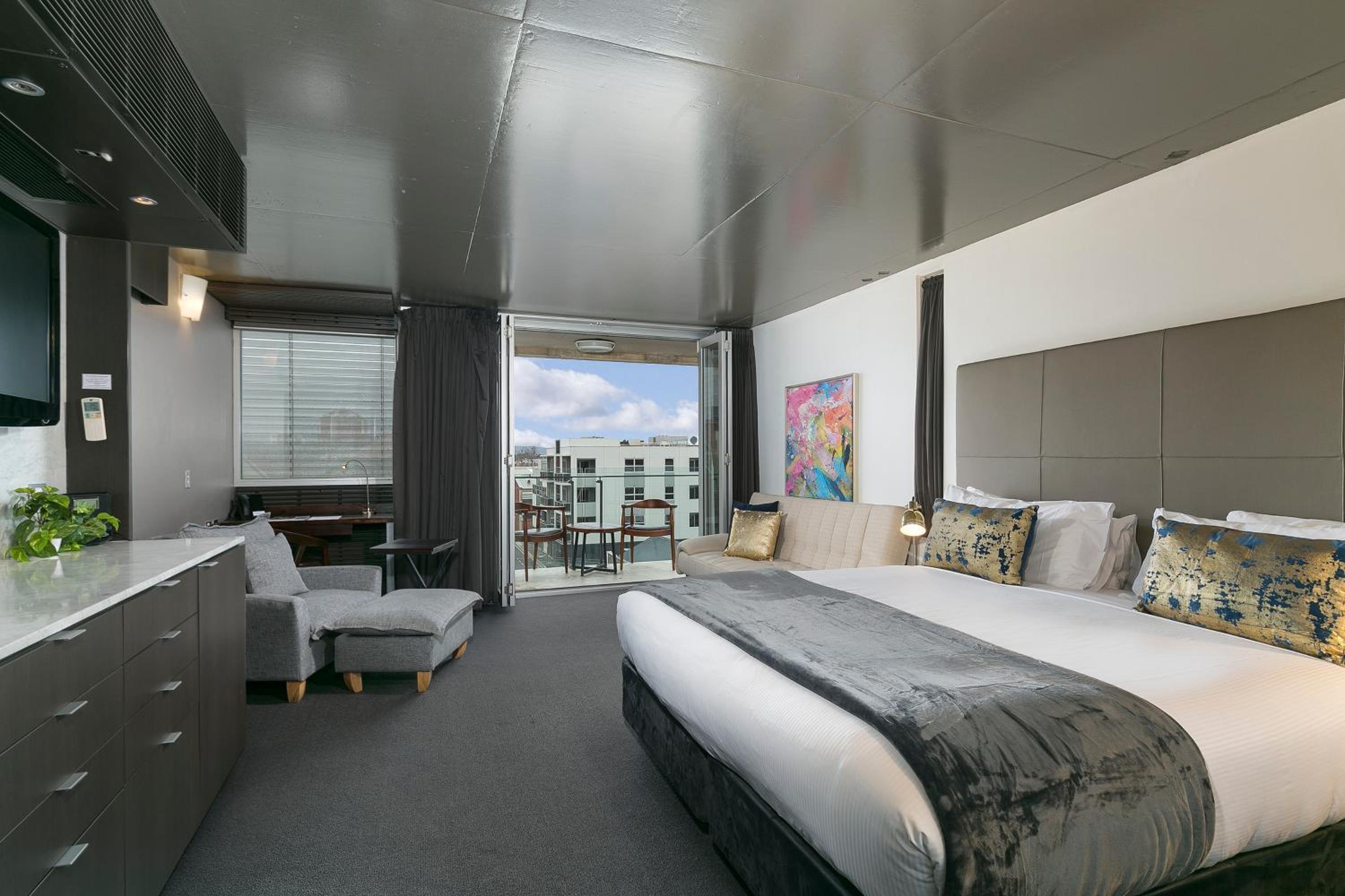 Corner Balcony Suite thumbnail 5