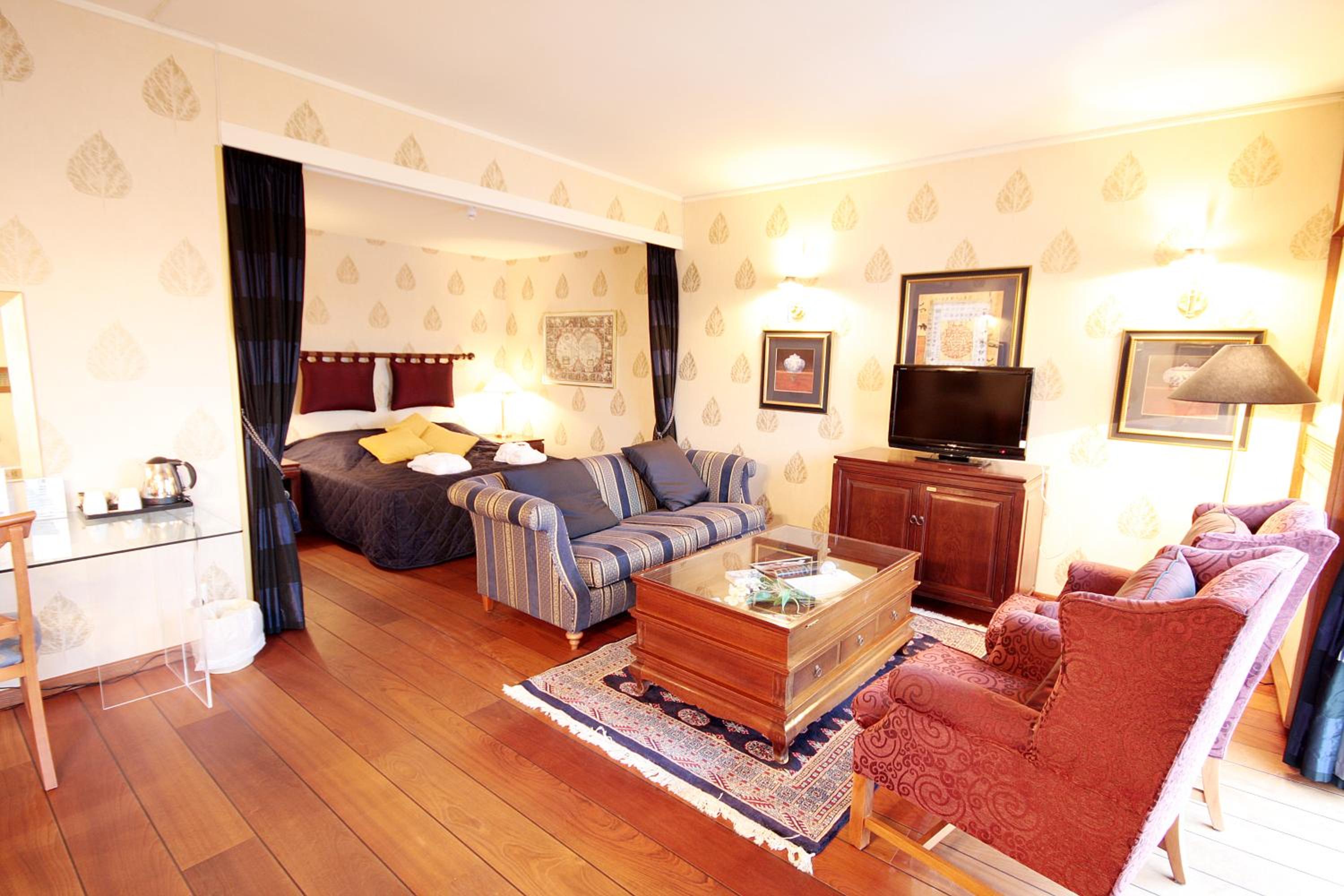 Suite - Photo 1