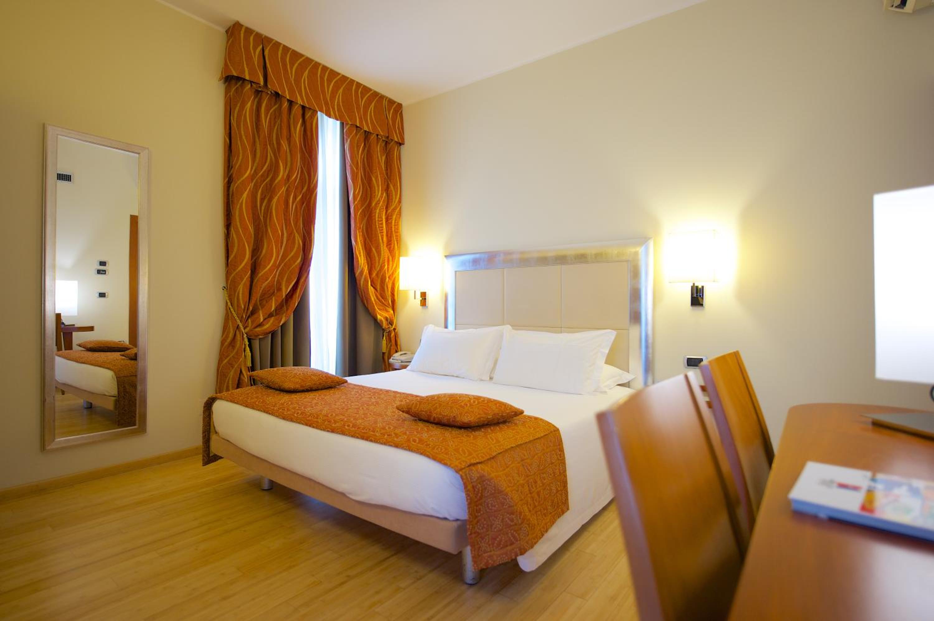 Standard Queen Room - Photo 15