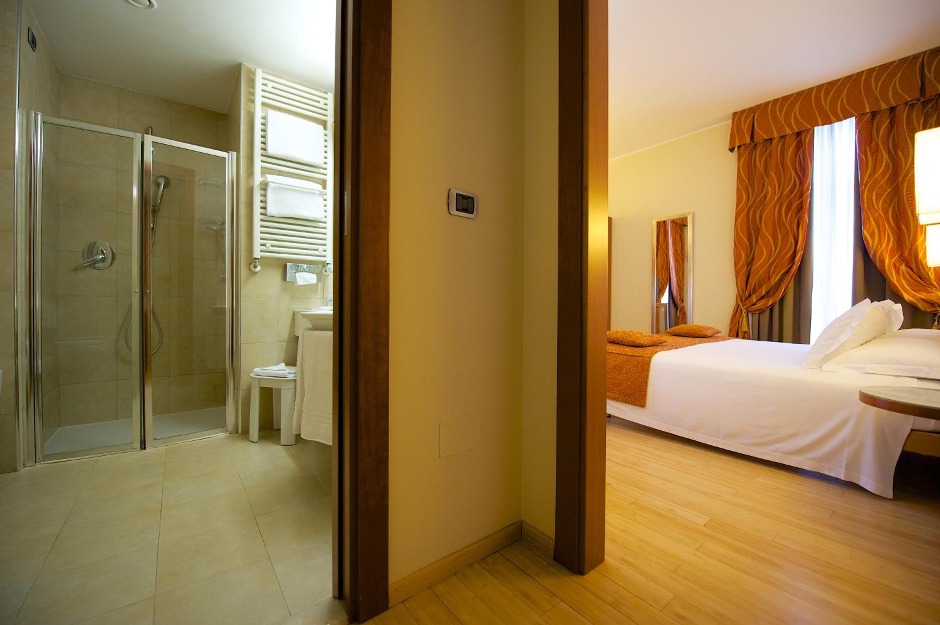 Standard Queen Room - Photo 19