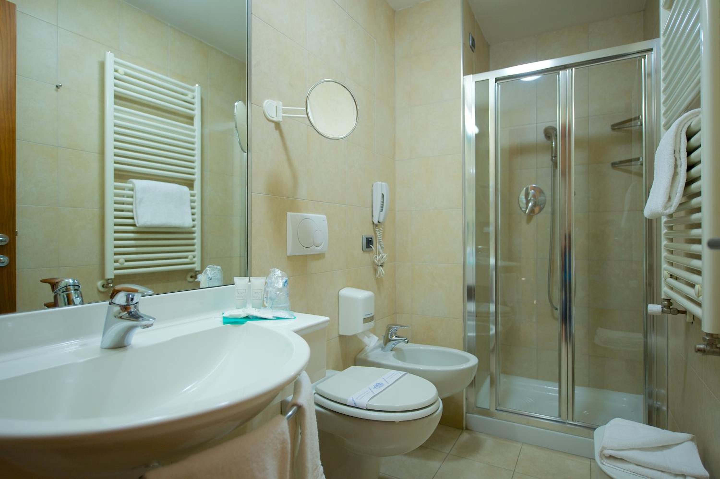 Standard Queen Room - Photo 20