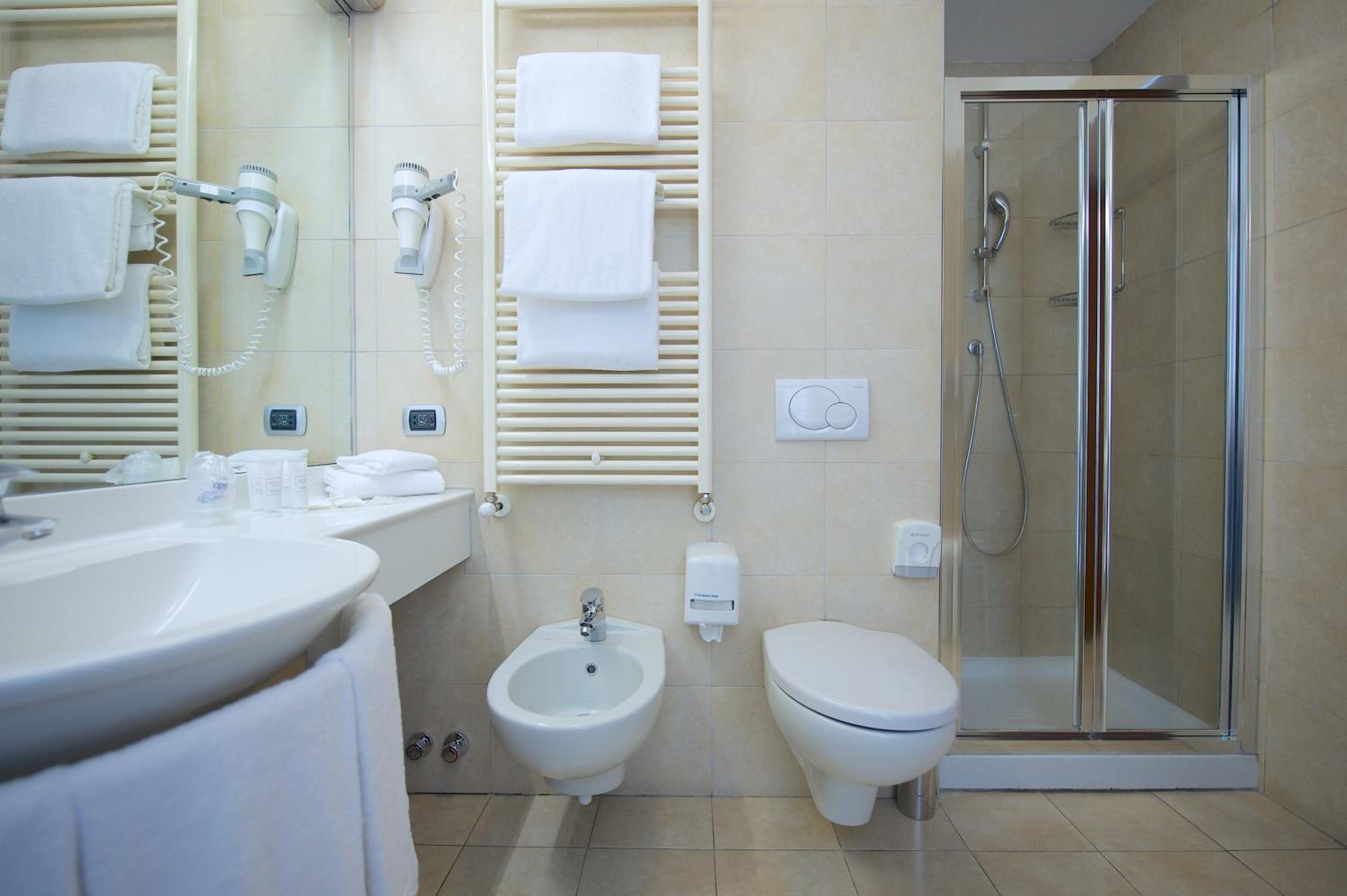 Standard Twin Room - Photo 16