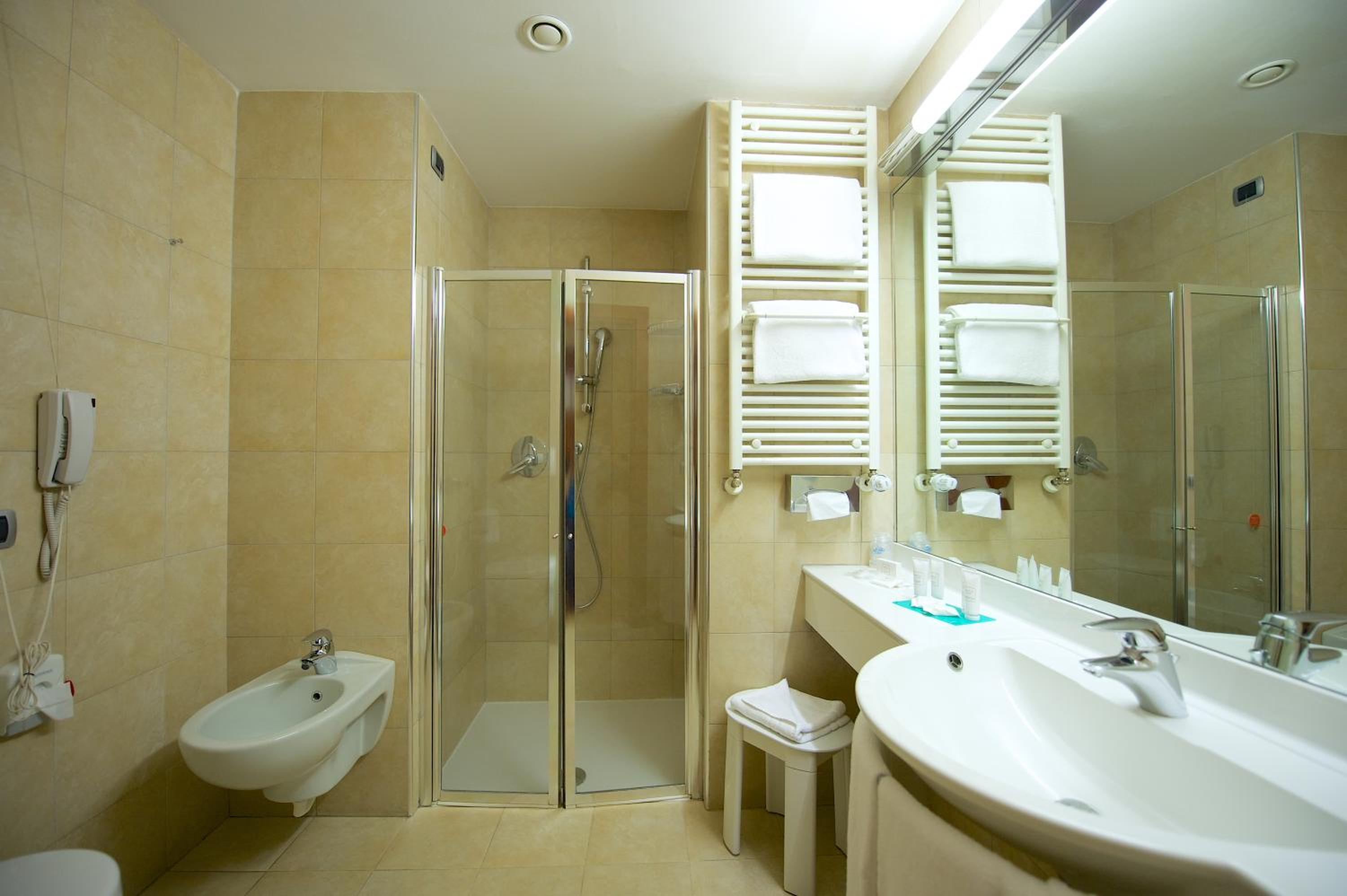 Standard Triple Room with Queen Bed and Single Bed - Photo 8