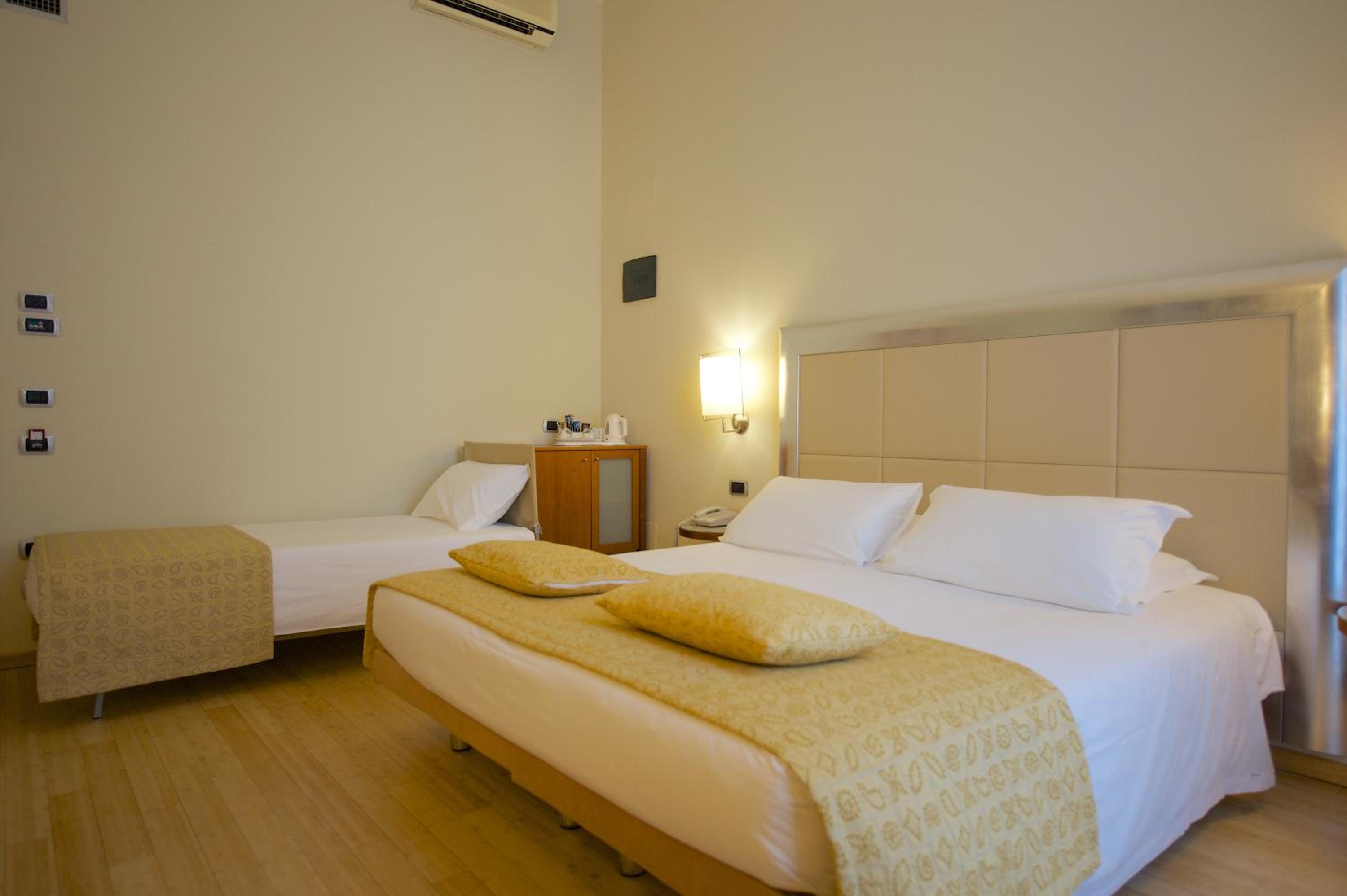 Standard Triple Room with Queen Bed and Single Bed - Photo 6