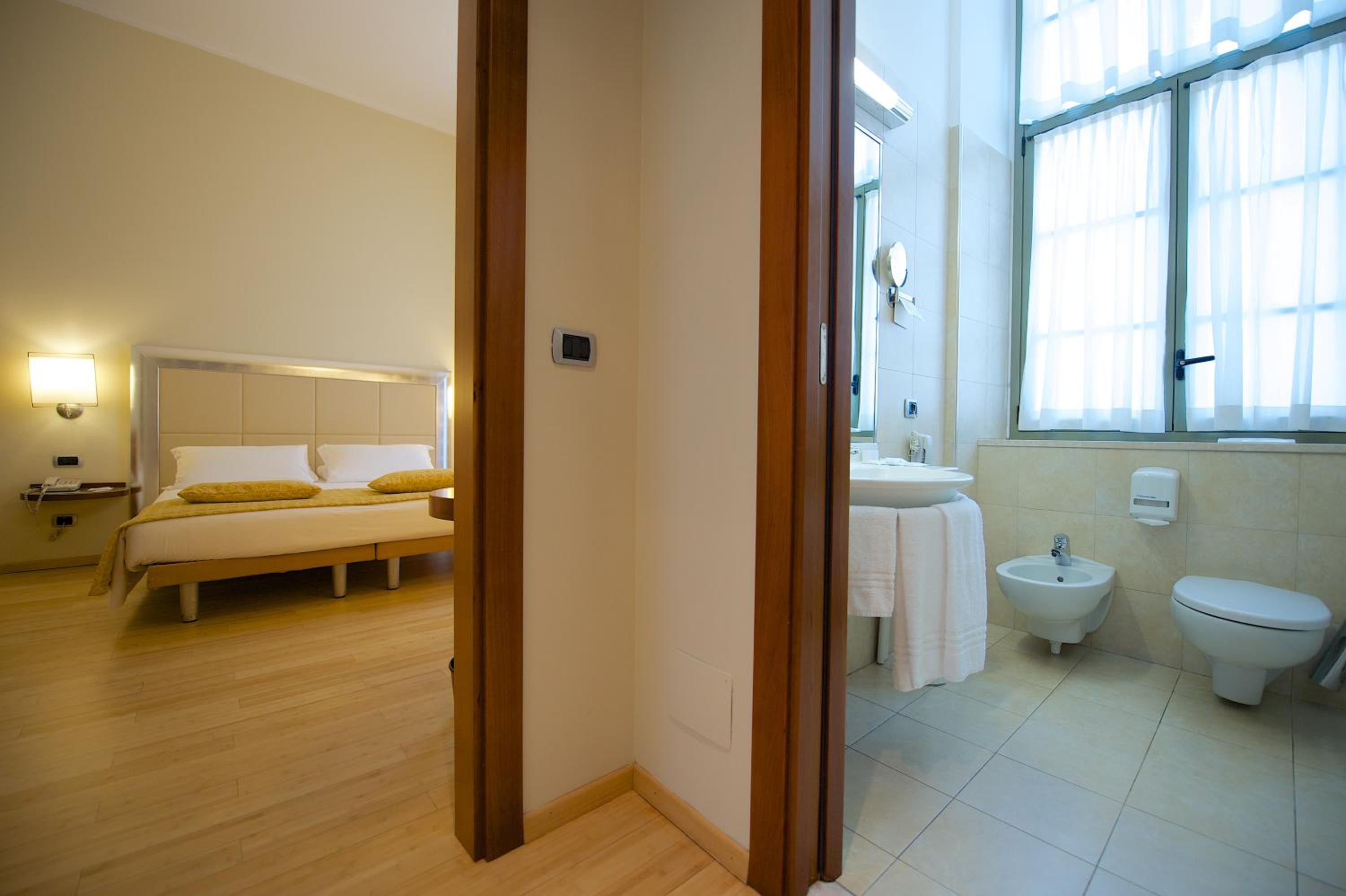 Standard Triple Room with Queen Bed and Single Bed - Photo 5