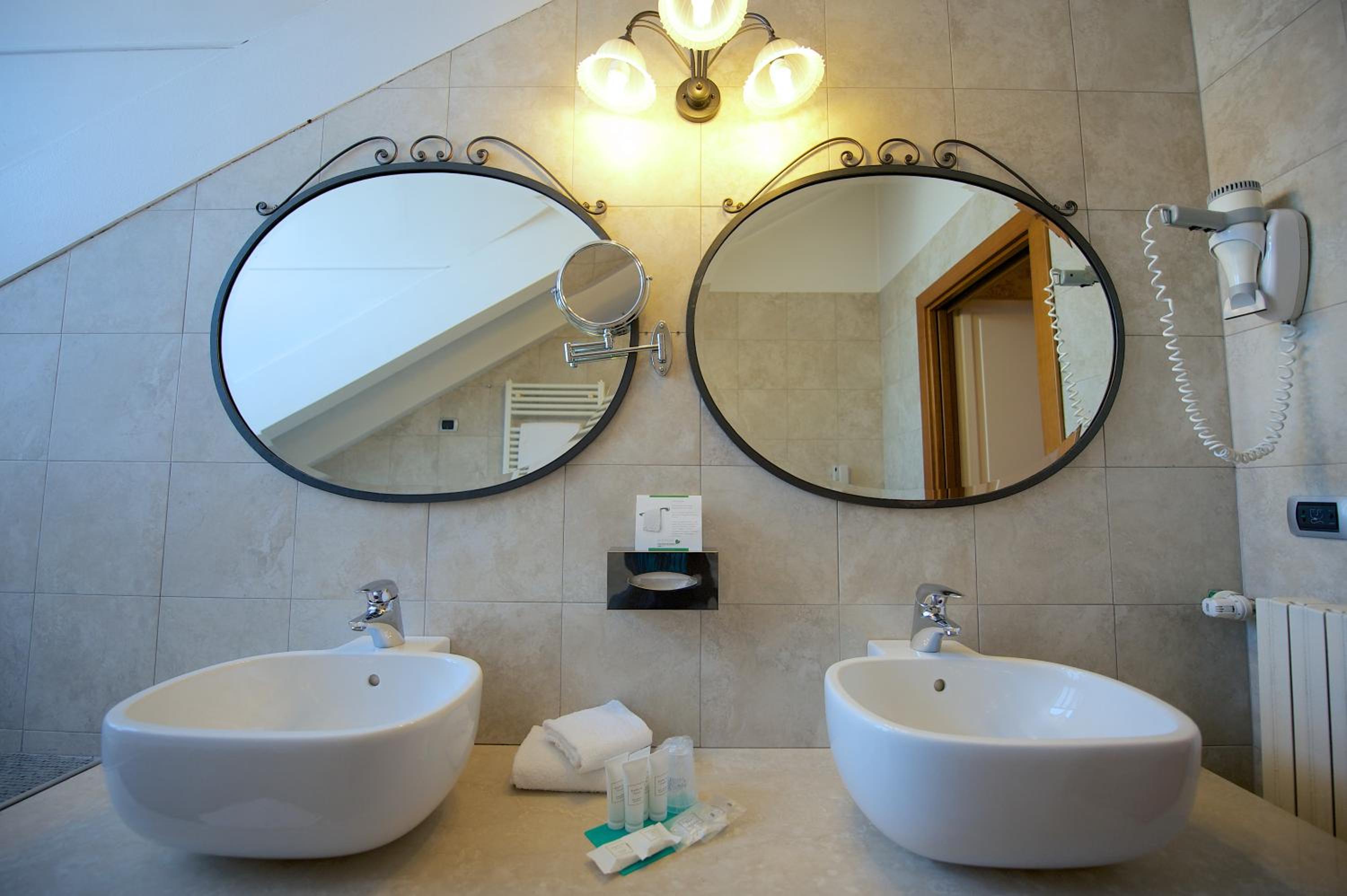 Deluxe King Room - Photo 7