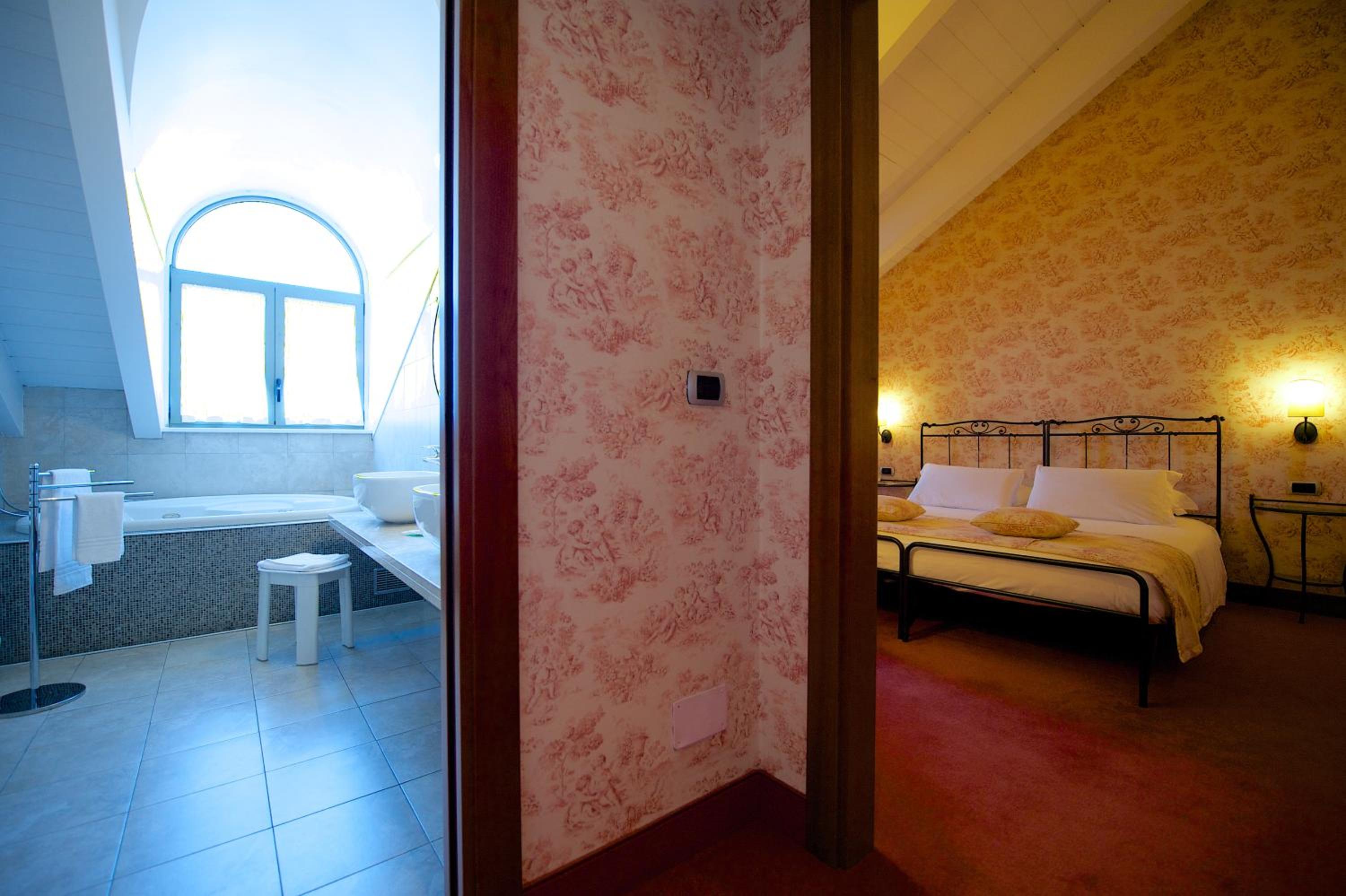 Deluxe King Room - Photo 9