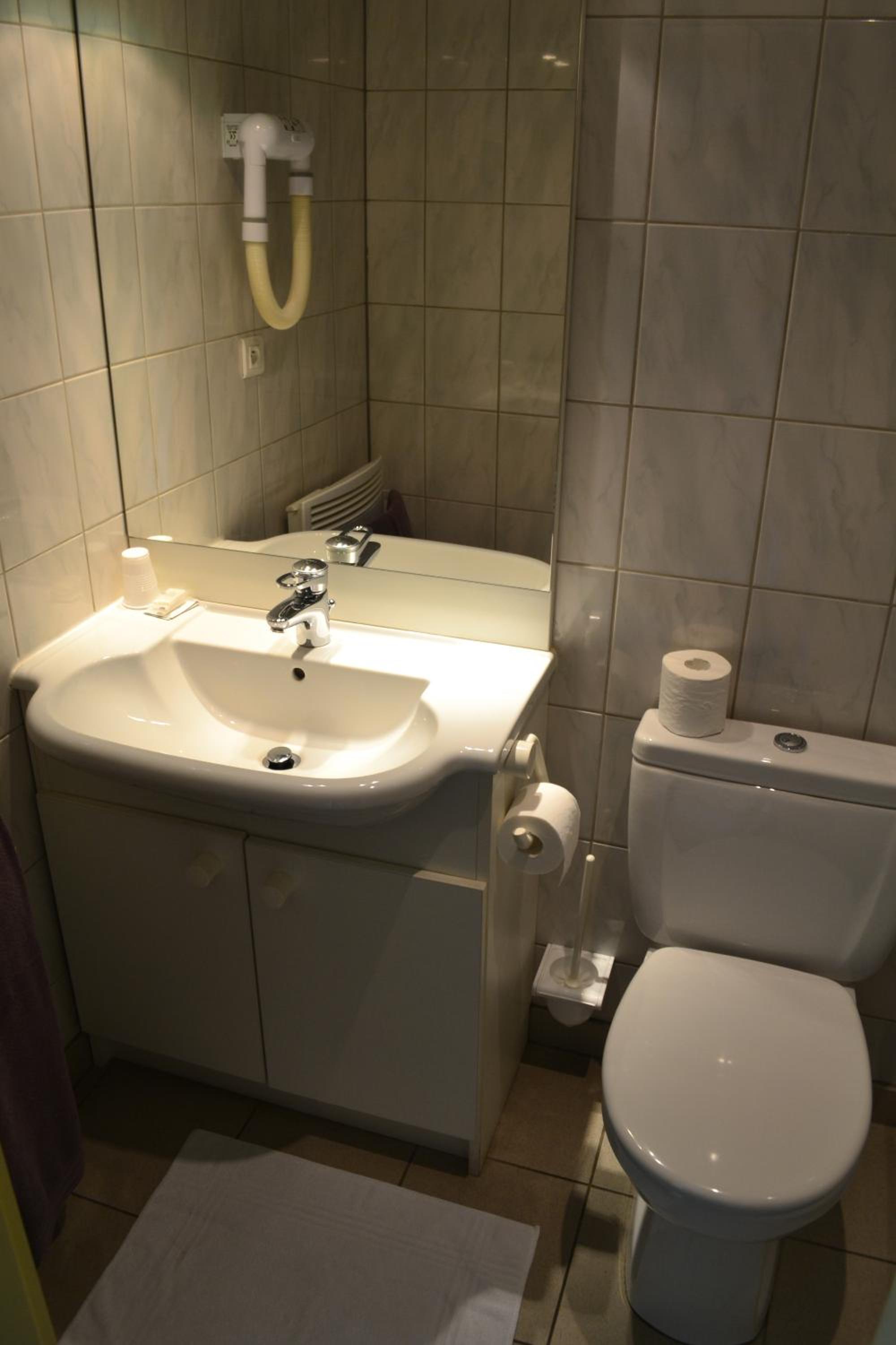 Double or Twin Room - Photo 7