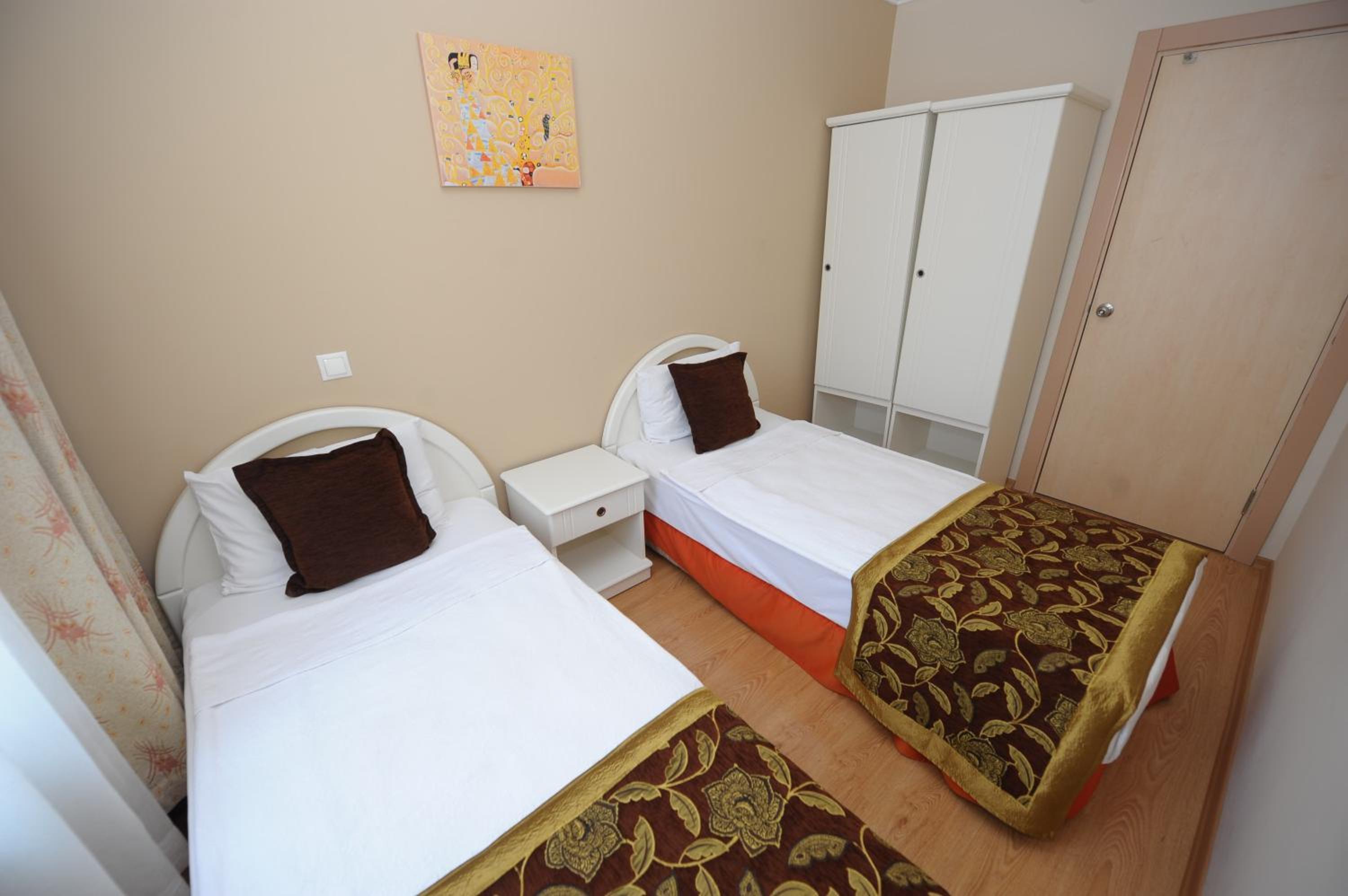 Junior Suite (2 Adults + 1 Child) - Photo 1