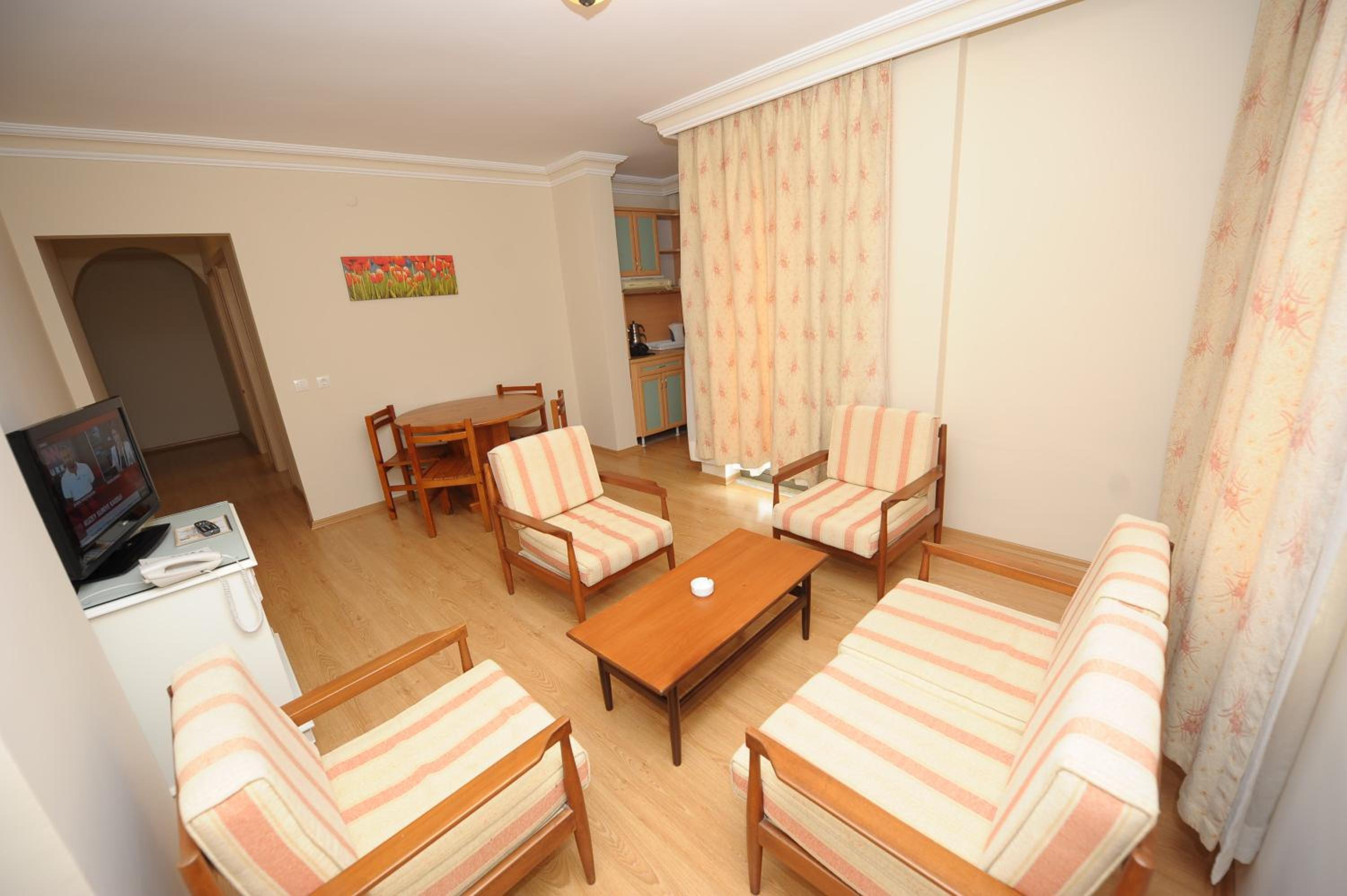 Family Room (4 Adults) - Photo 5