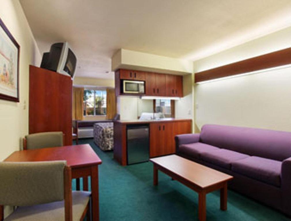 Queen Studio Studio Suite - Disability Access/Non-Smoking - Photo 1