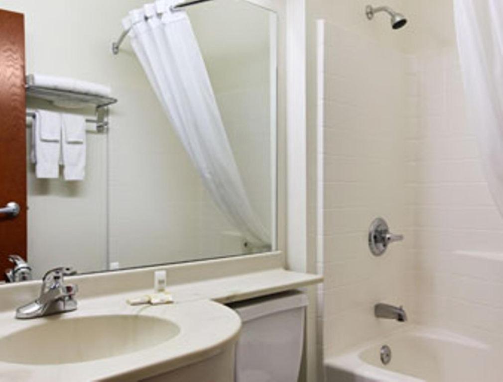 Queen Studio Studio Suite - Disability Access/Non-Smoking - Photo 7