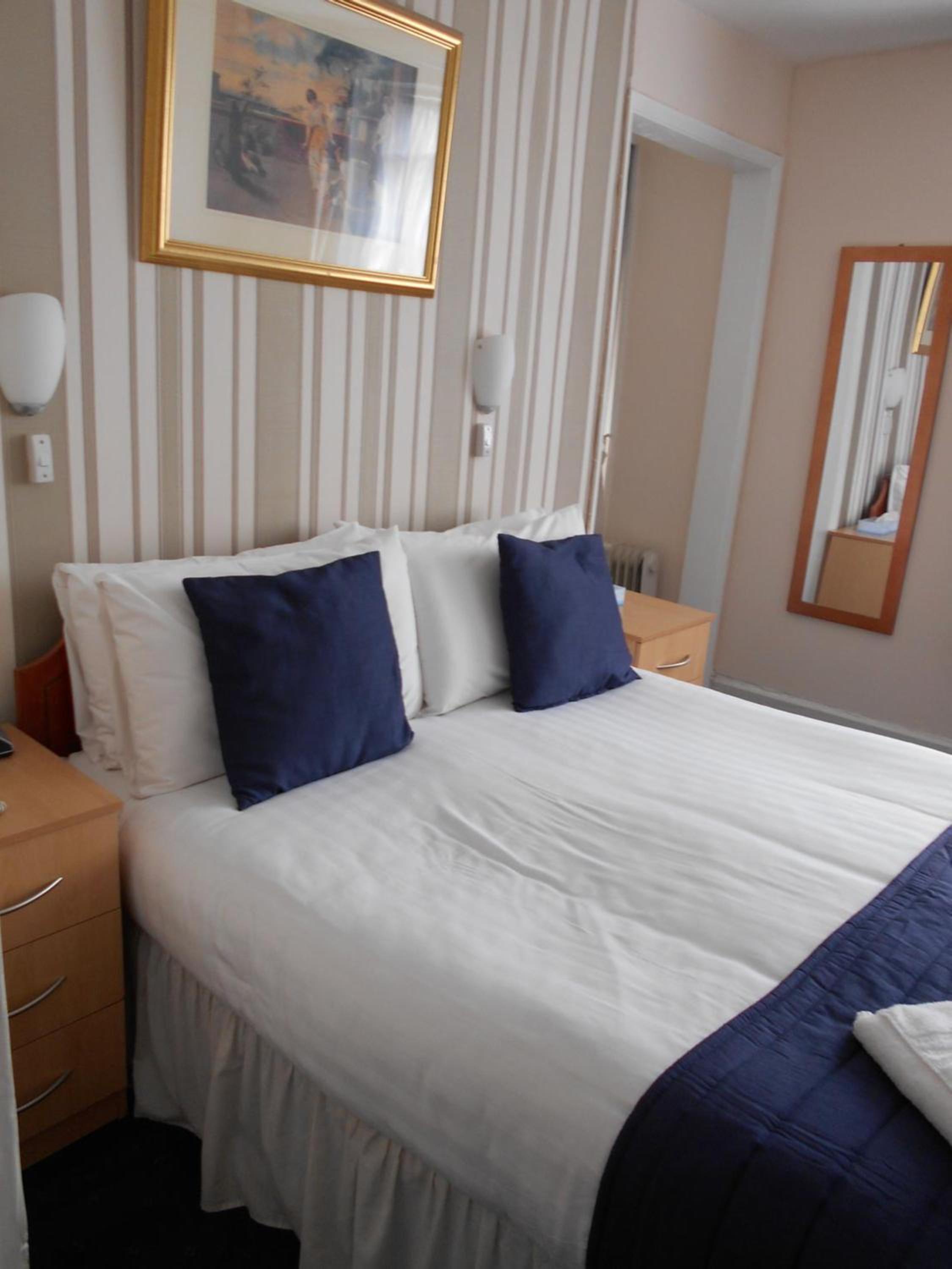Quadruple Room with Private Bathroom photo 2