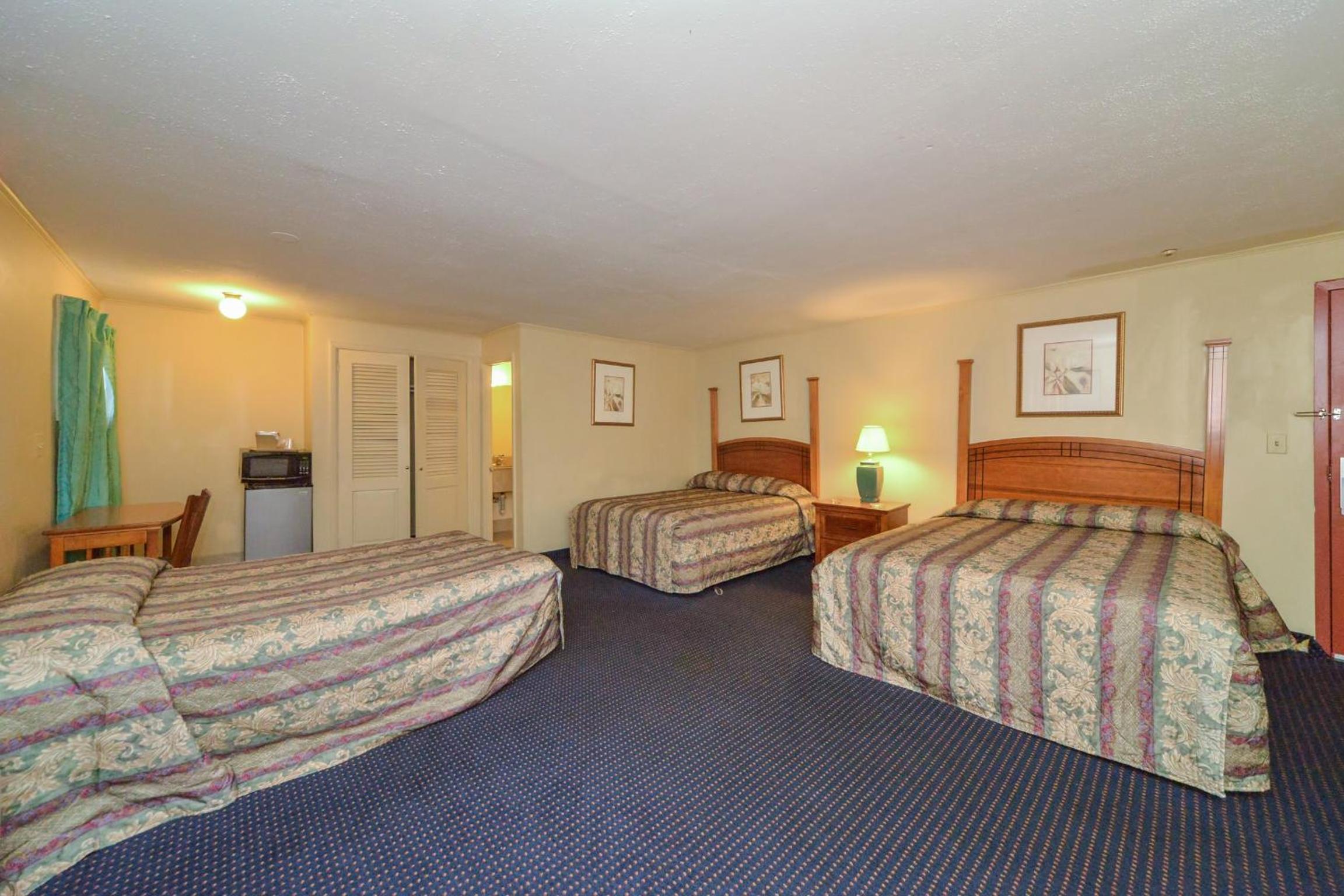 Standard Triple Room-Smoking - Photo 6