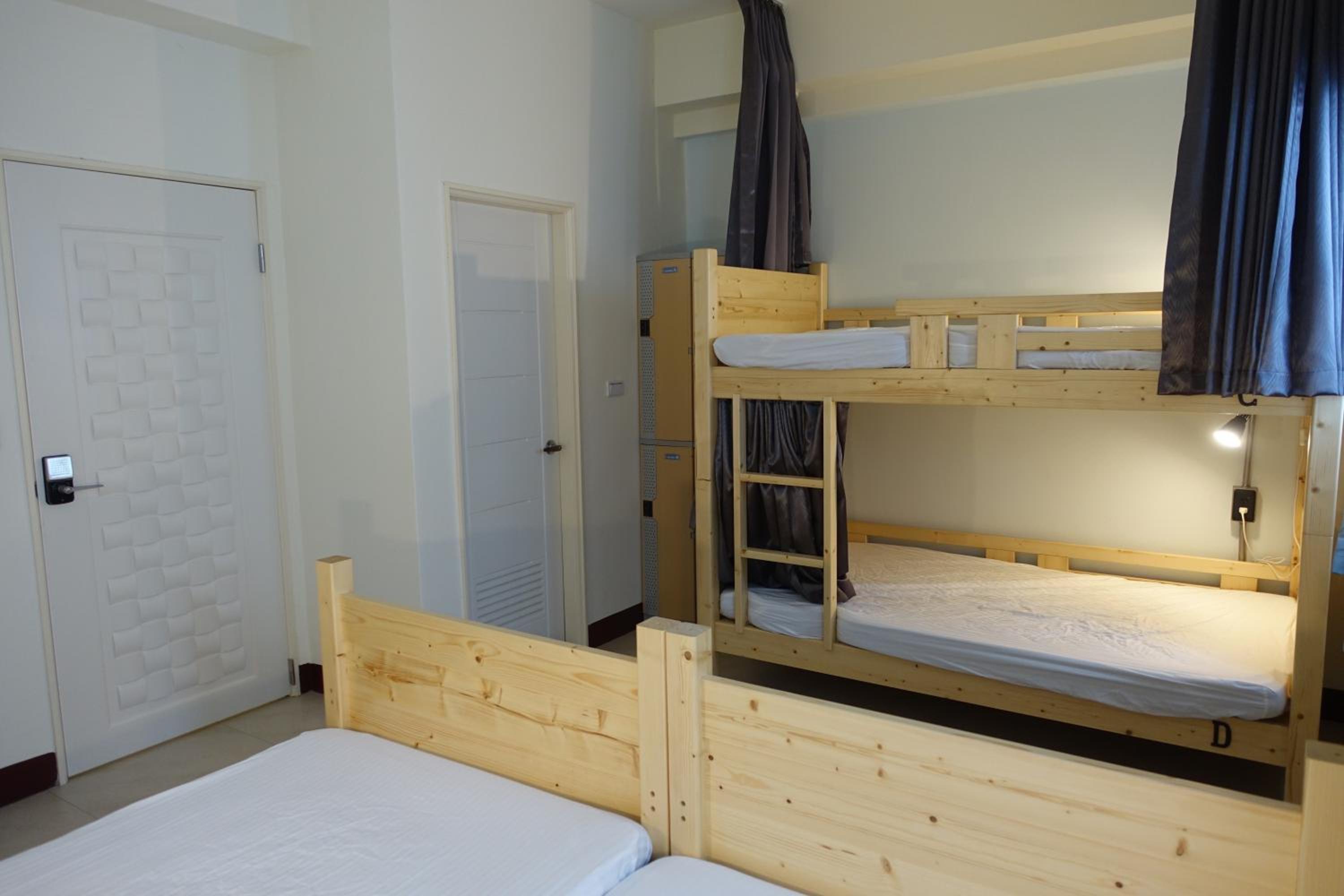 Quadruple Room with Private Bathroom photo 2