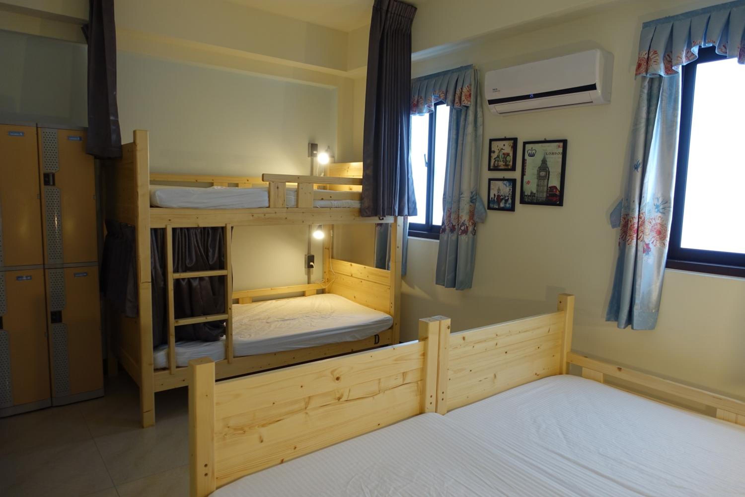 Quadruple Room with Private Bathroom photo 3