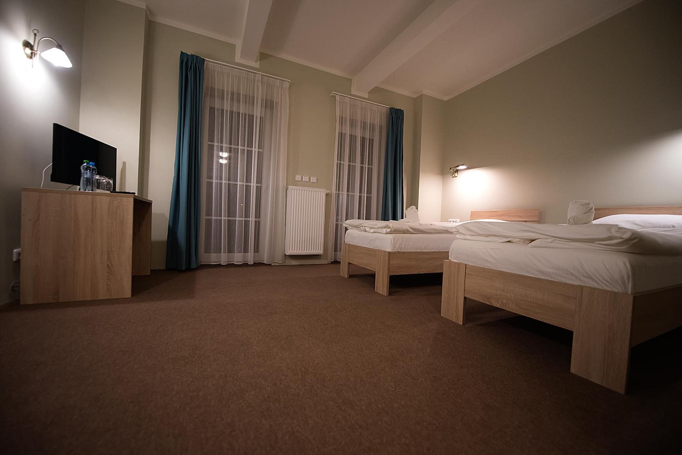 Twin Room with Private Bathroom - Photo 11