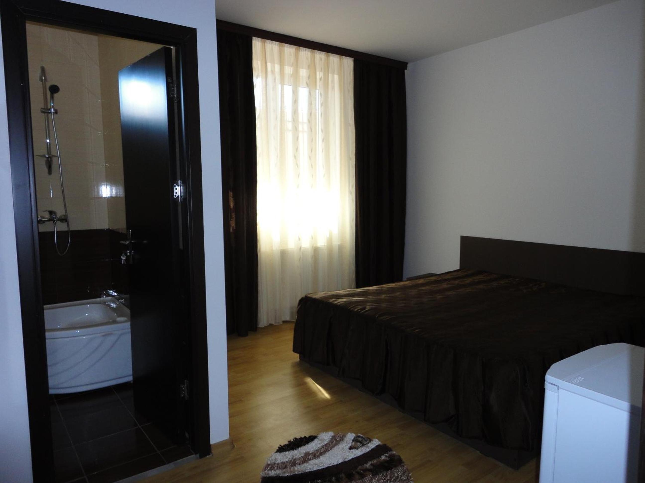 Double Room - Photo 8