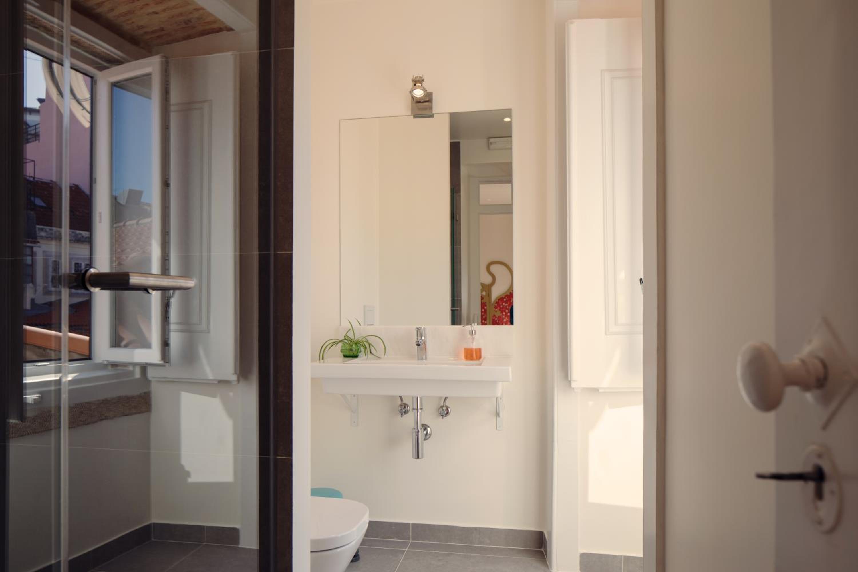 Queen Room with Private Bathroom photo 2