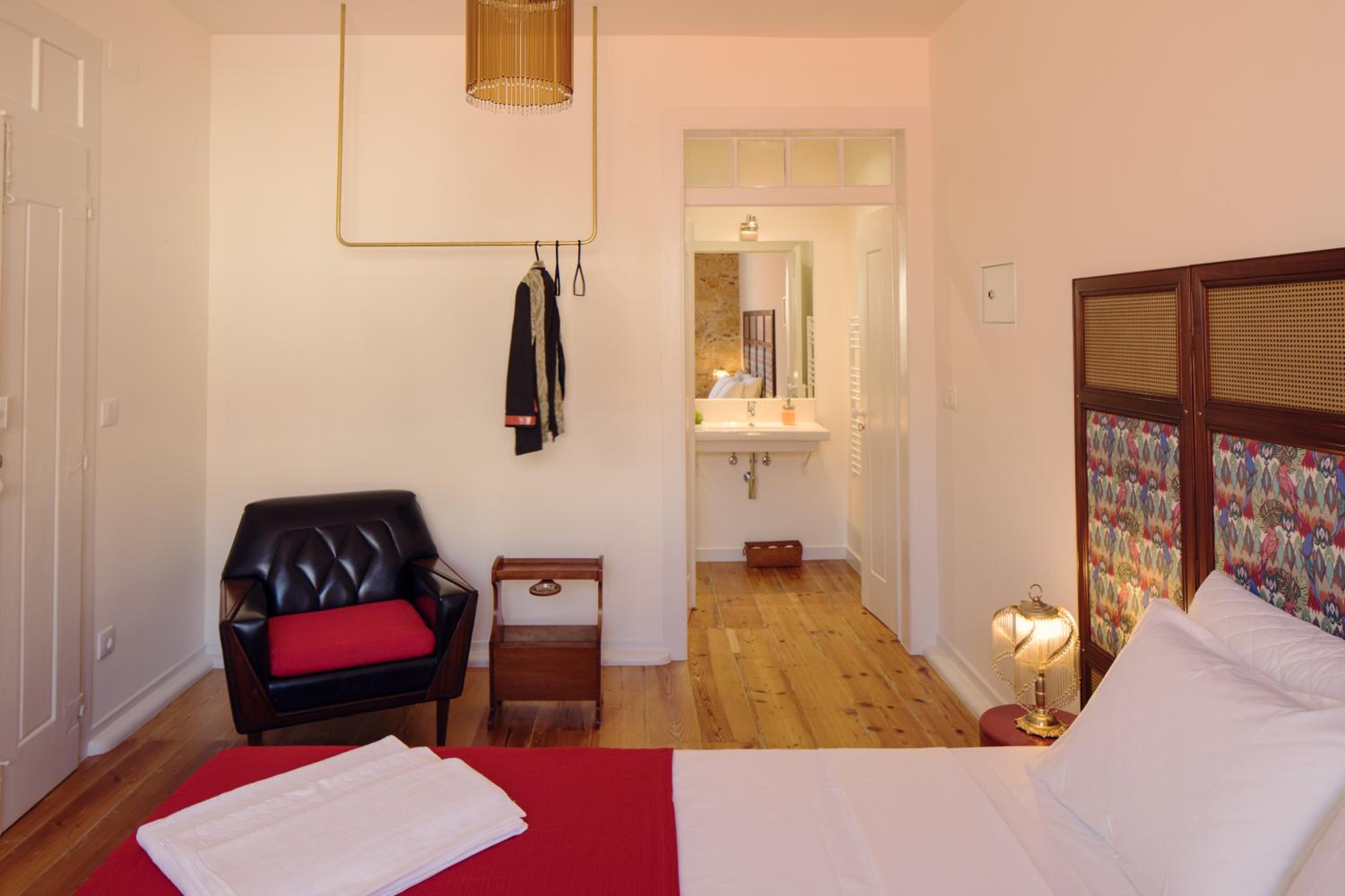 Deluxe Queen Room with Private Bathroom photo 1