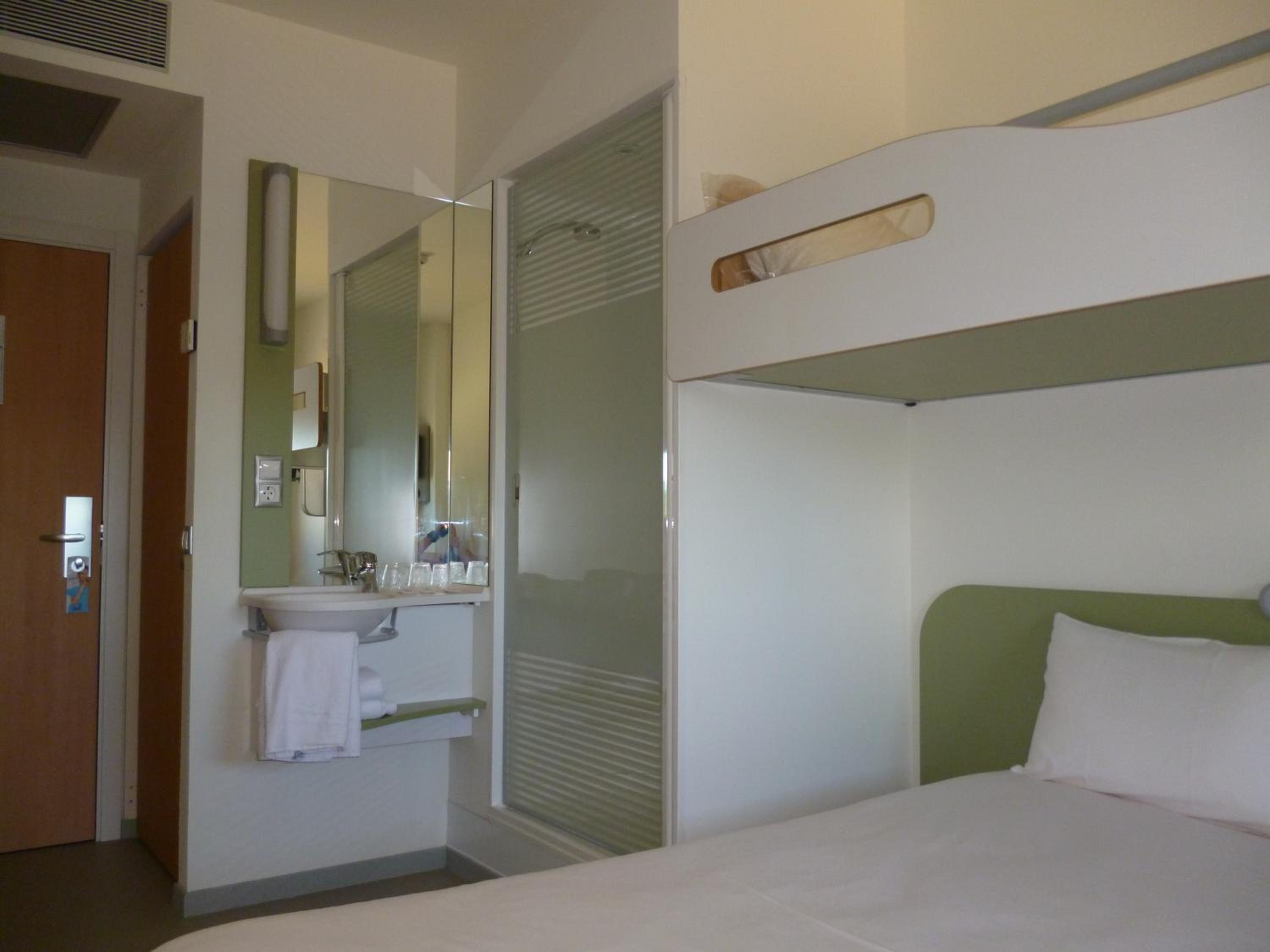 Standard Twin Room - Photo 7