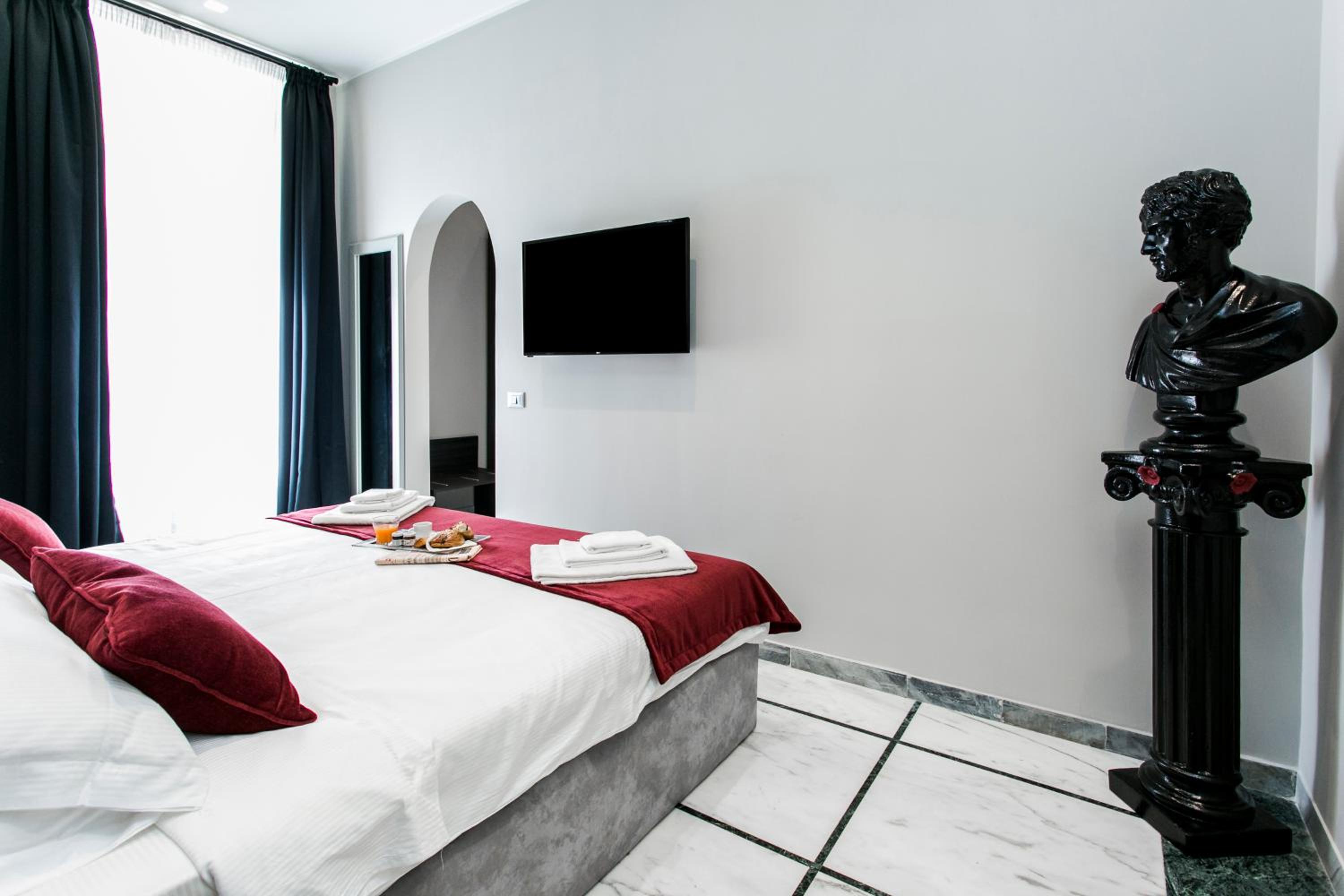 Deluxe Suite with Spa Bath photo 3