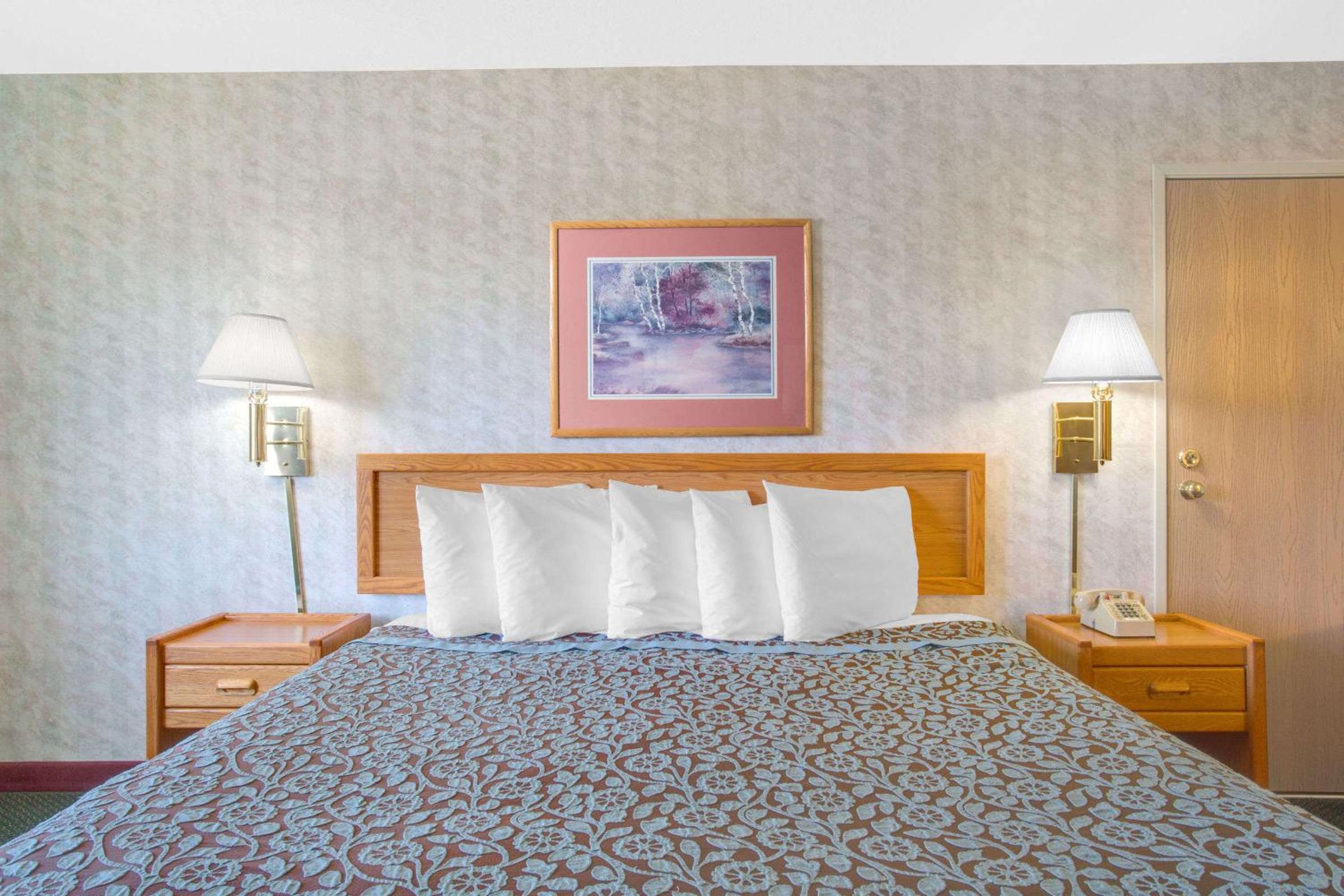 King Room - Non-Smoking - Photo 3