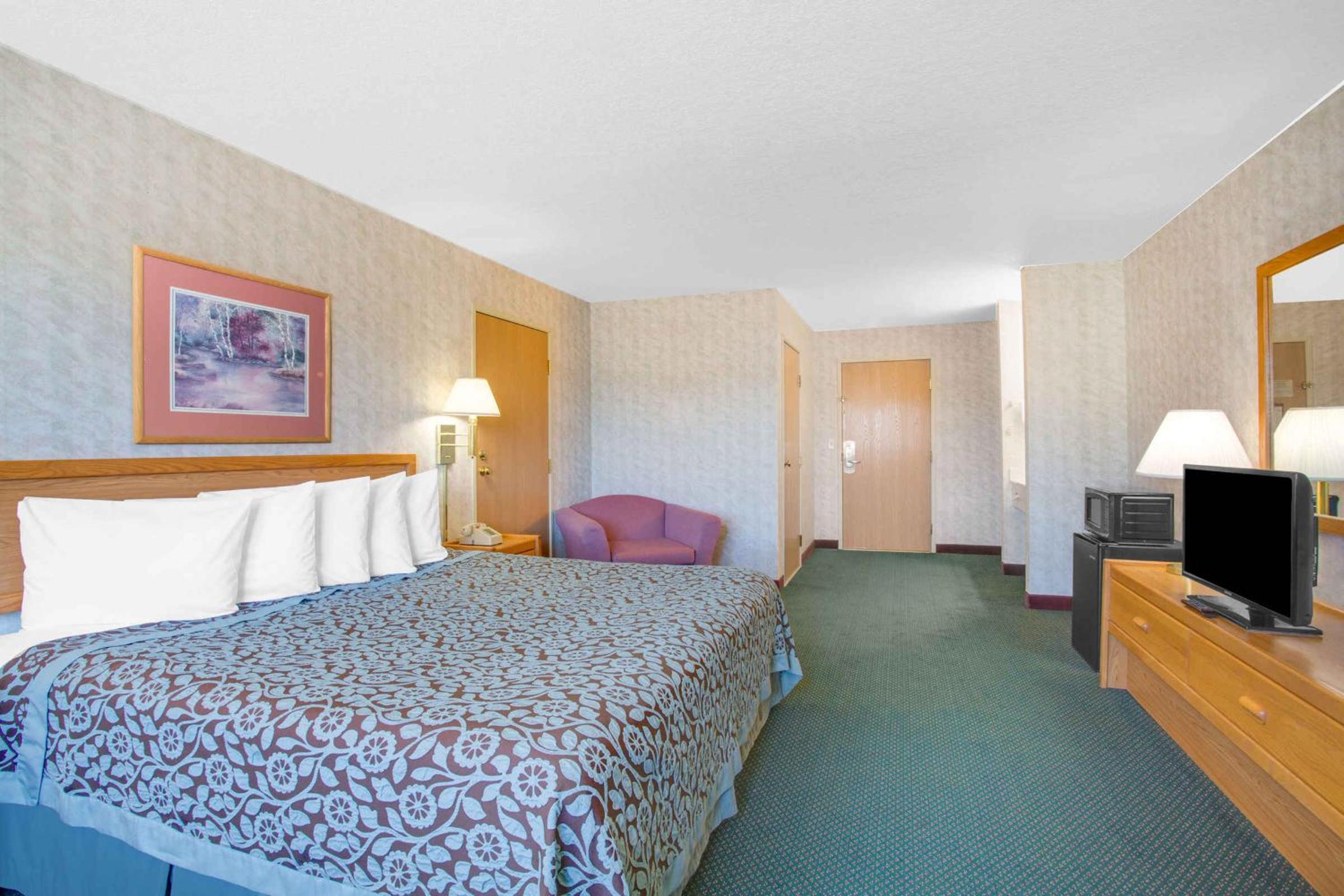 King Room - Non-Smoking - Photo 6
