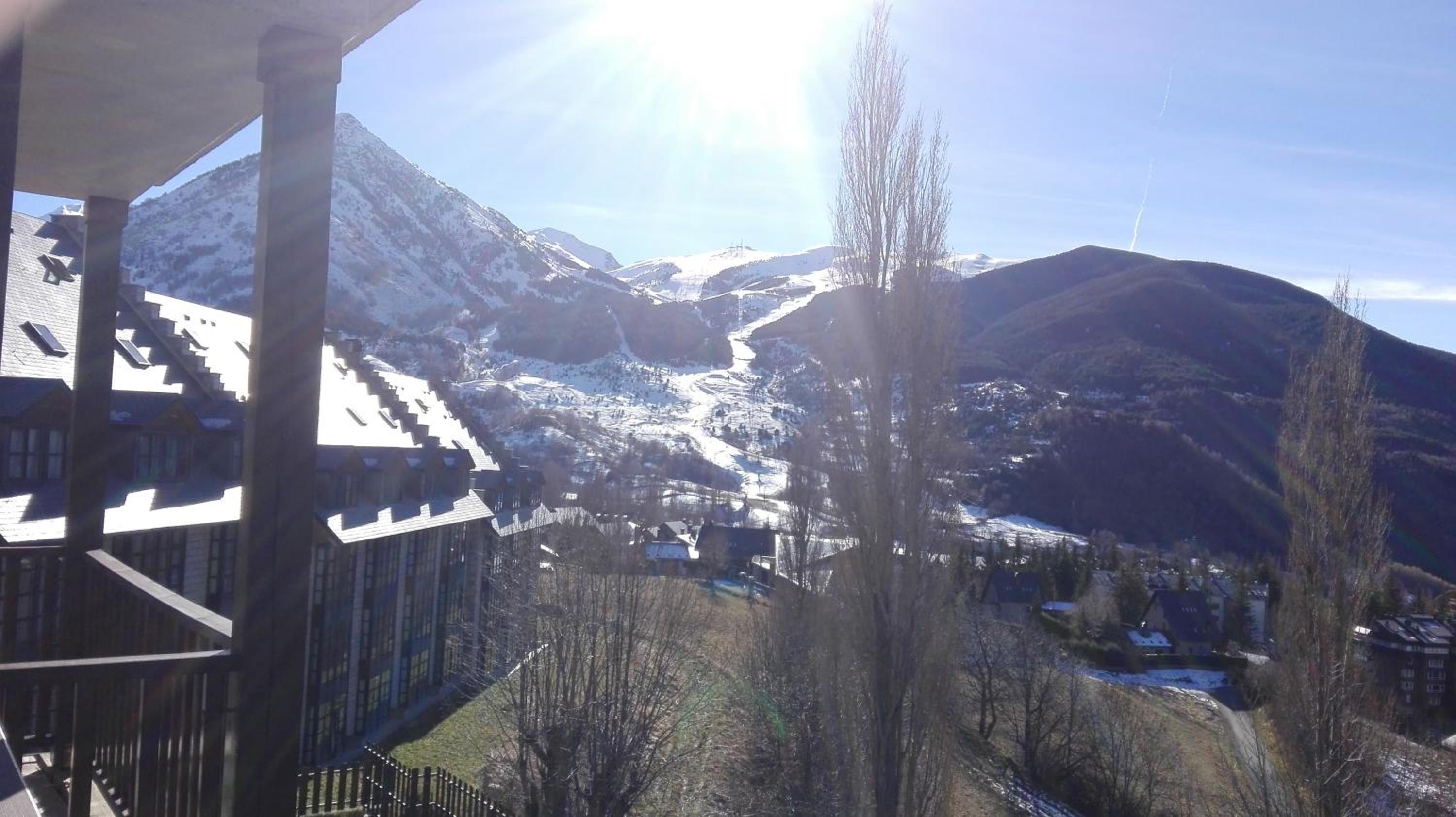 Apartment with Mountain View