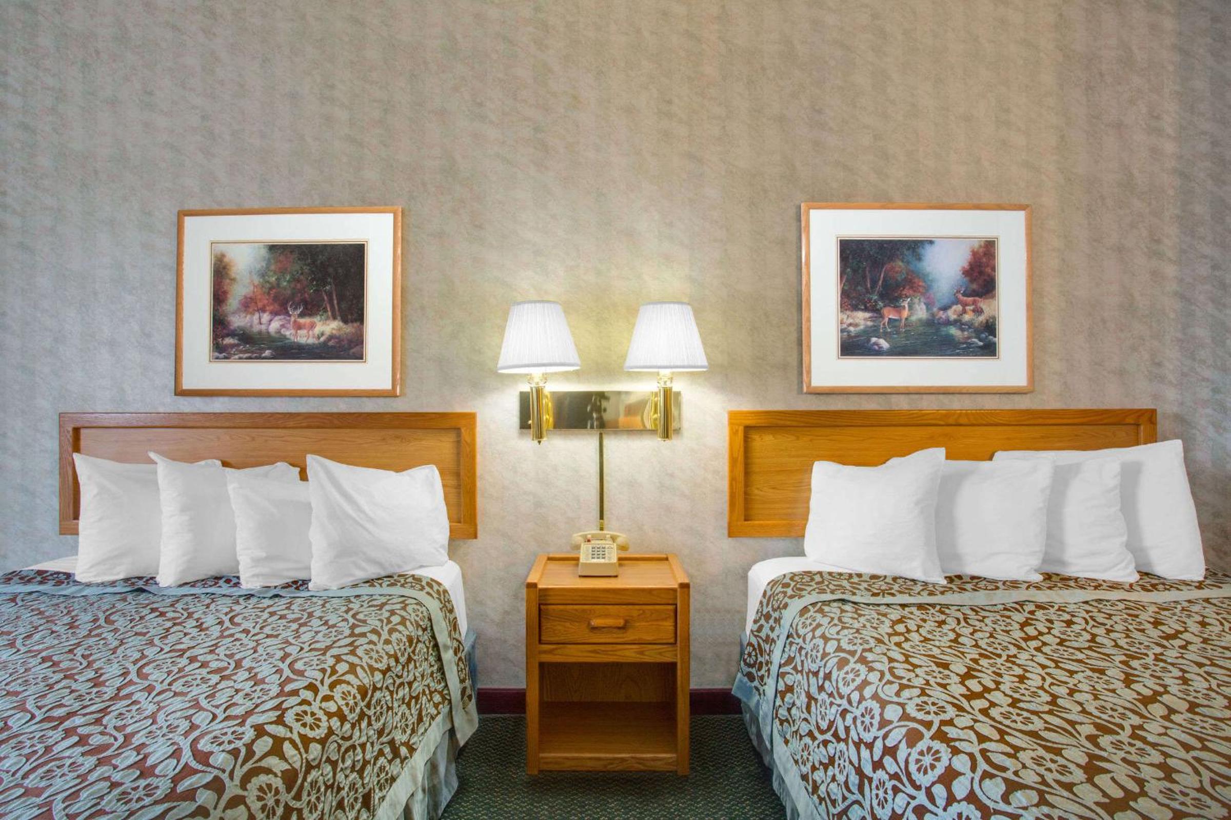 Queen Room With Two Queen Beds - Non-Smoking - Photo 1