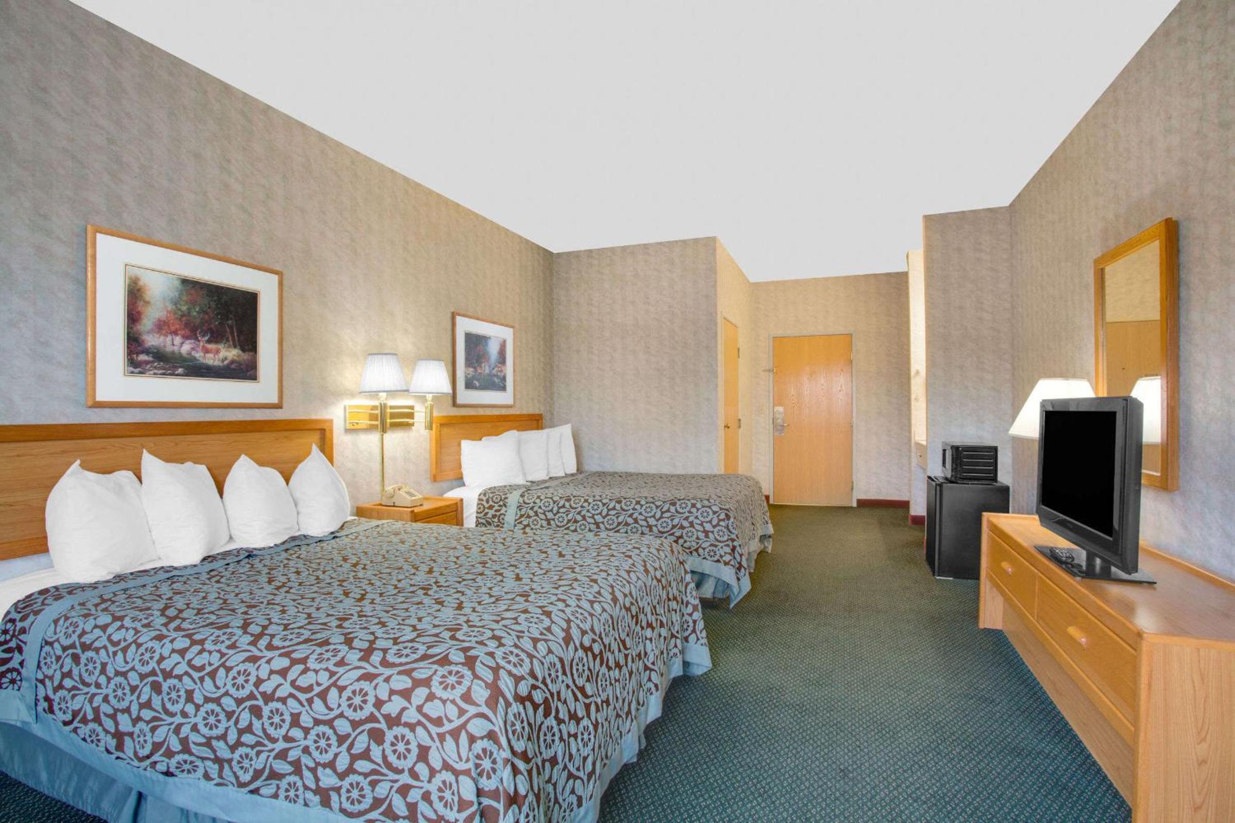 Queen Room With Two Queen Beds And Roll-In Shower - Mobility Access/Non-Smoking - Photo 1