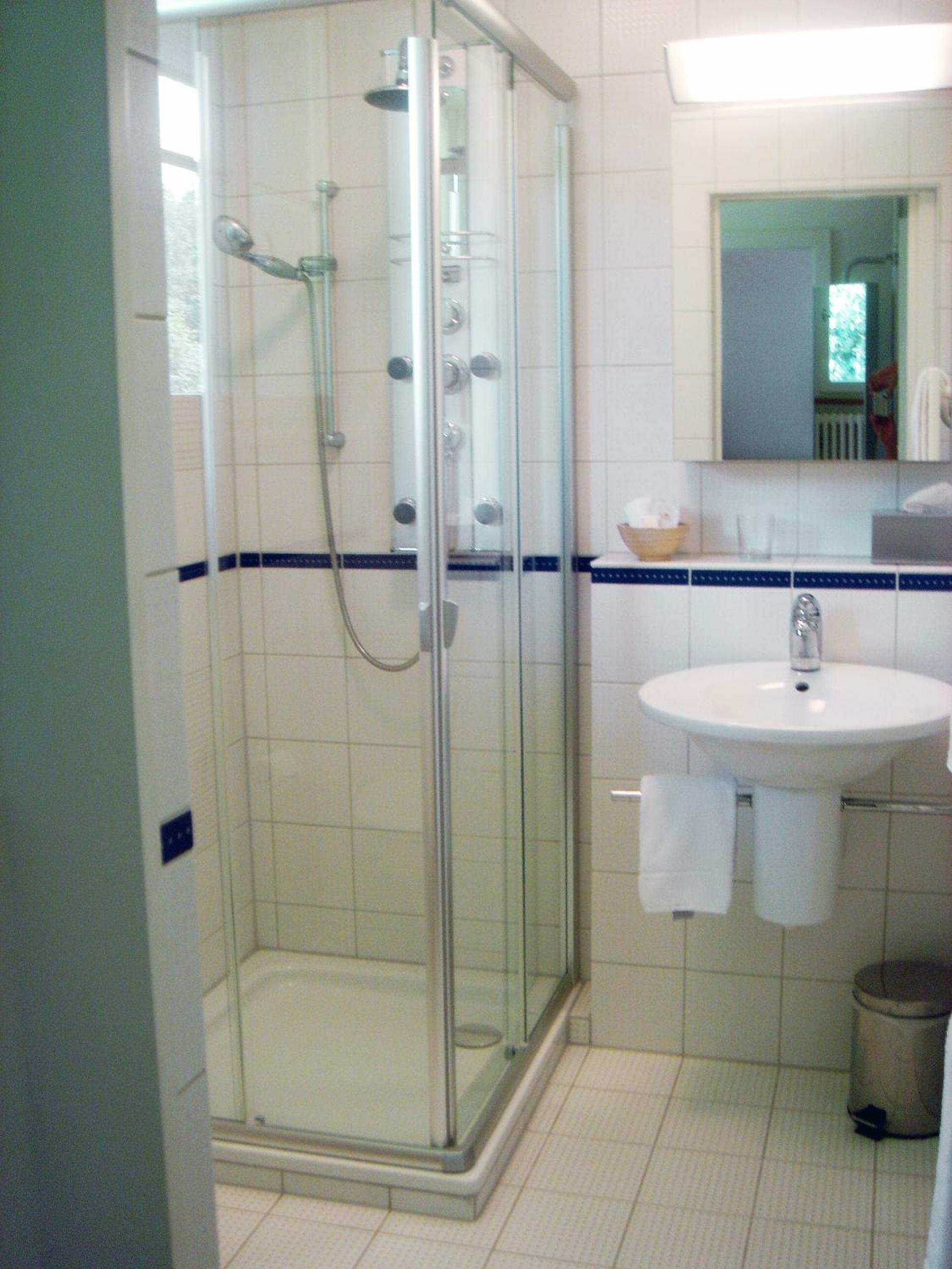 Queen Room with shower photo 3