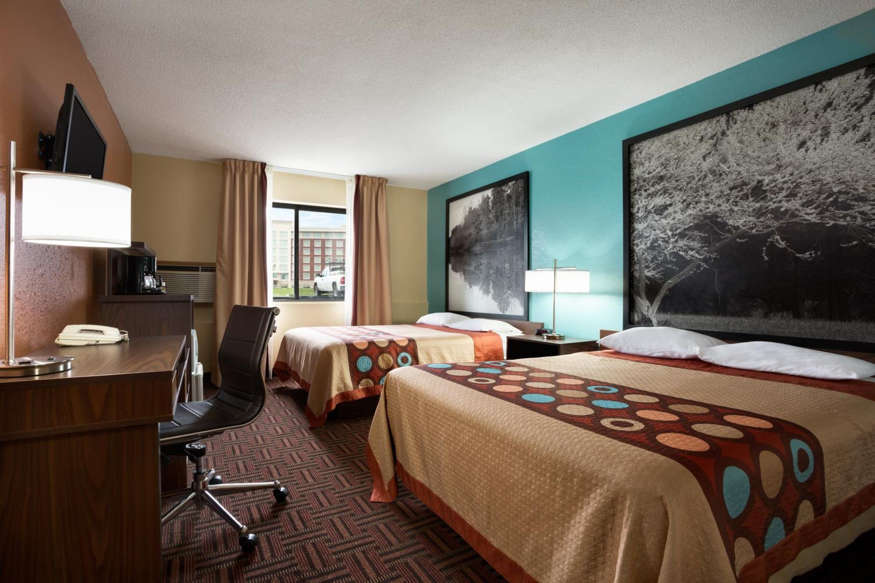 Queen Room with Two Queen Beds - Non-Smoking - Photo 6