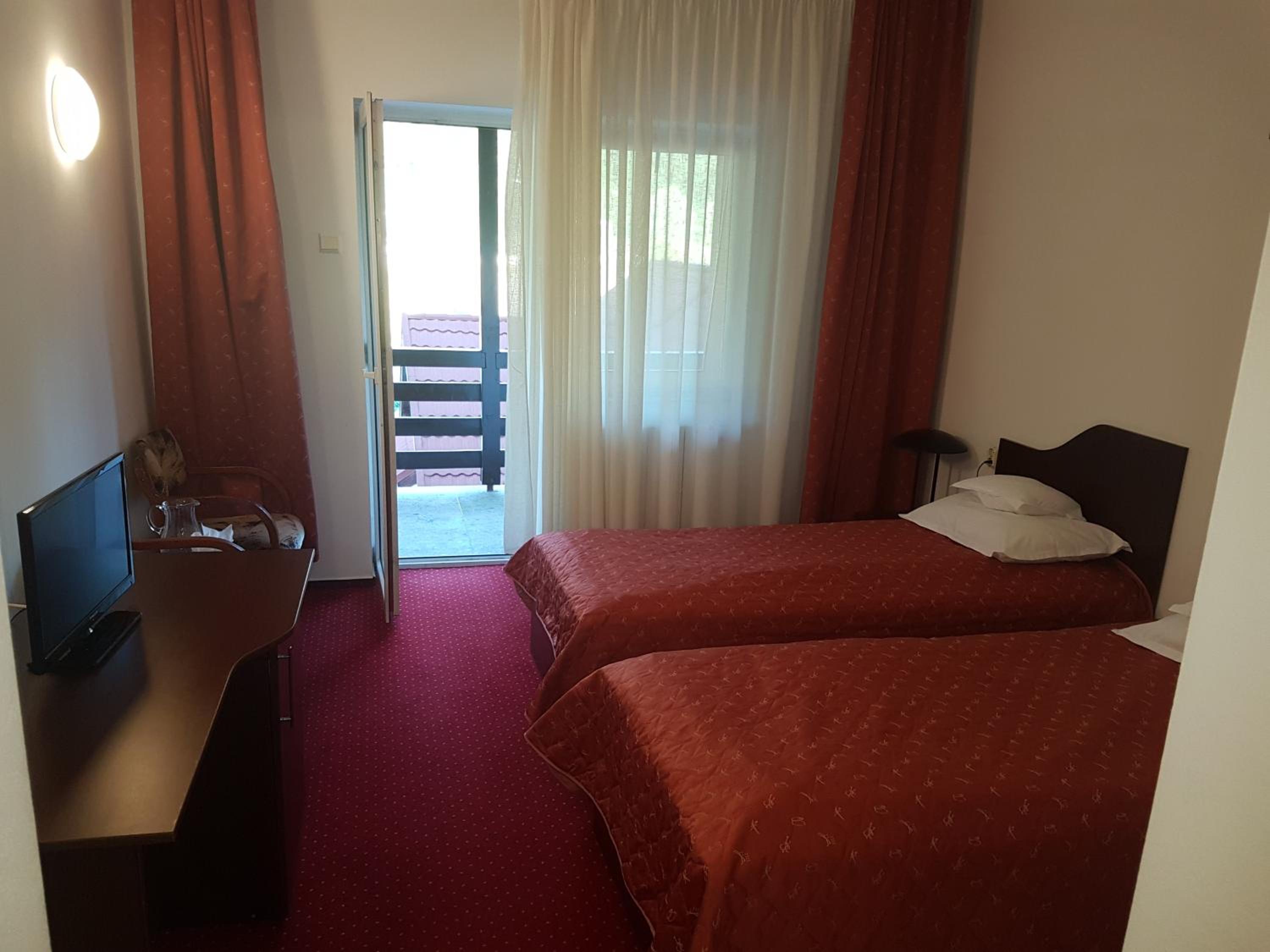 Double or Twin Room - Photo 8